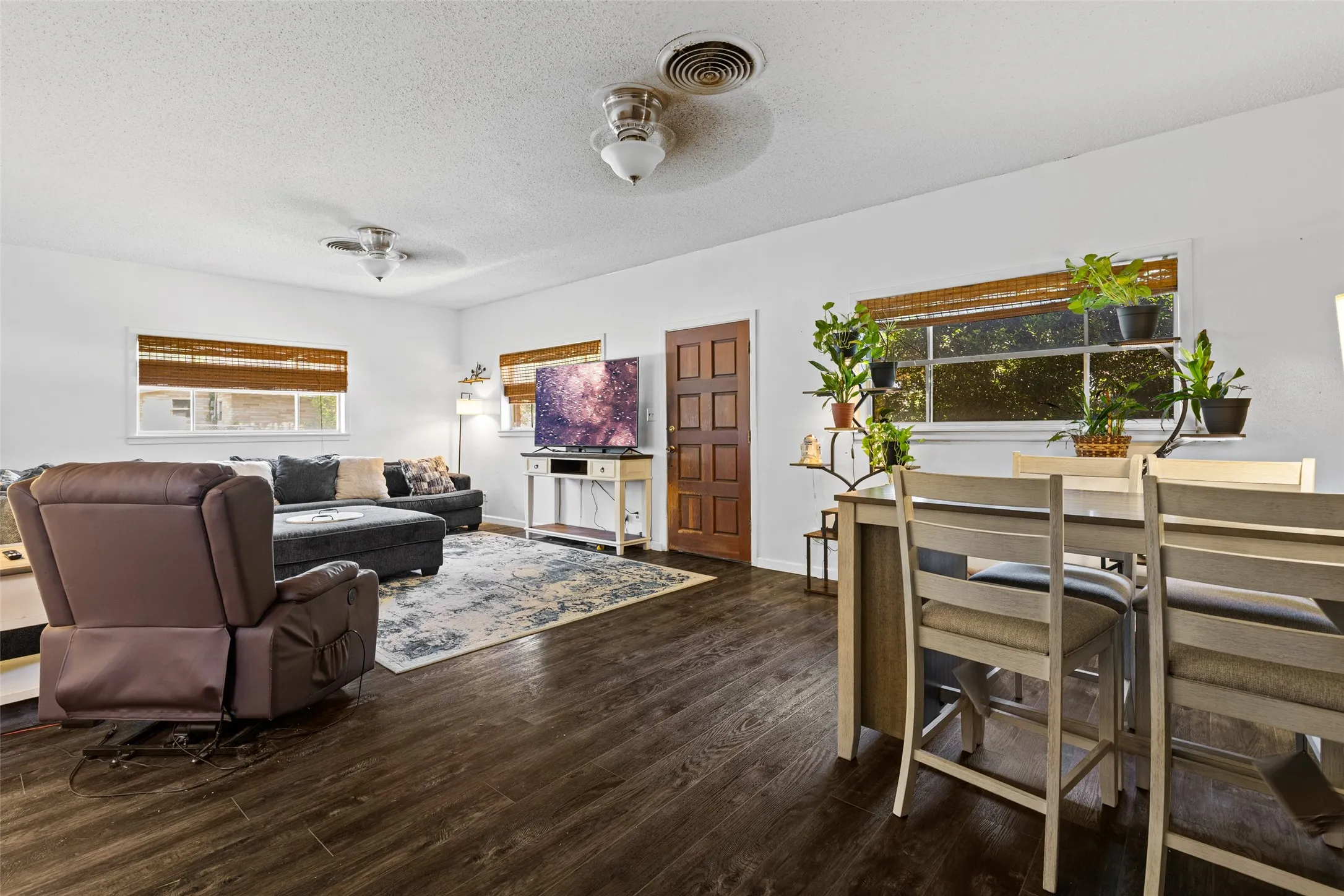 Single Family Residence For Sale in Gregg County , 500 W Marshall Avenue, Gladewater, Texas 75647, 3 Bedroom, 2 Bathroom, Garage spaces, 2,264 Sqft, built in 1960, mls#21266617, Real Estate Agent in Gladewater, Homes For Sale in Gregg county, Homes For Sale in Gladewater, Realtor in Gladewater Texas, Real Estate Brokerage Independent Realty Texas, Luminita Cordes Realtor