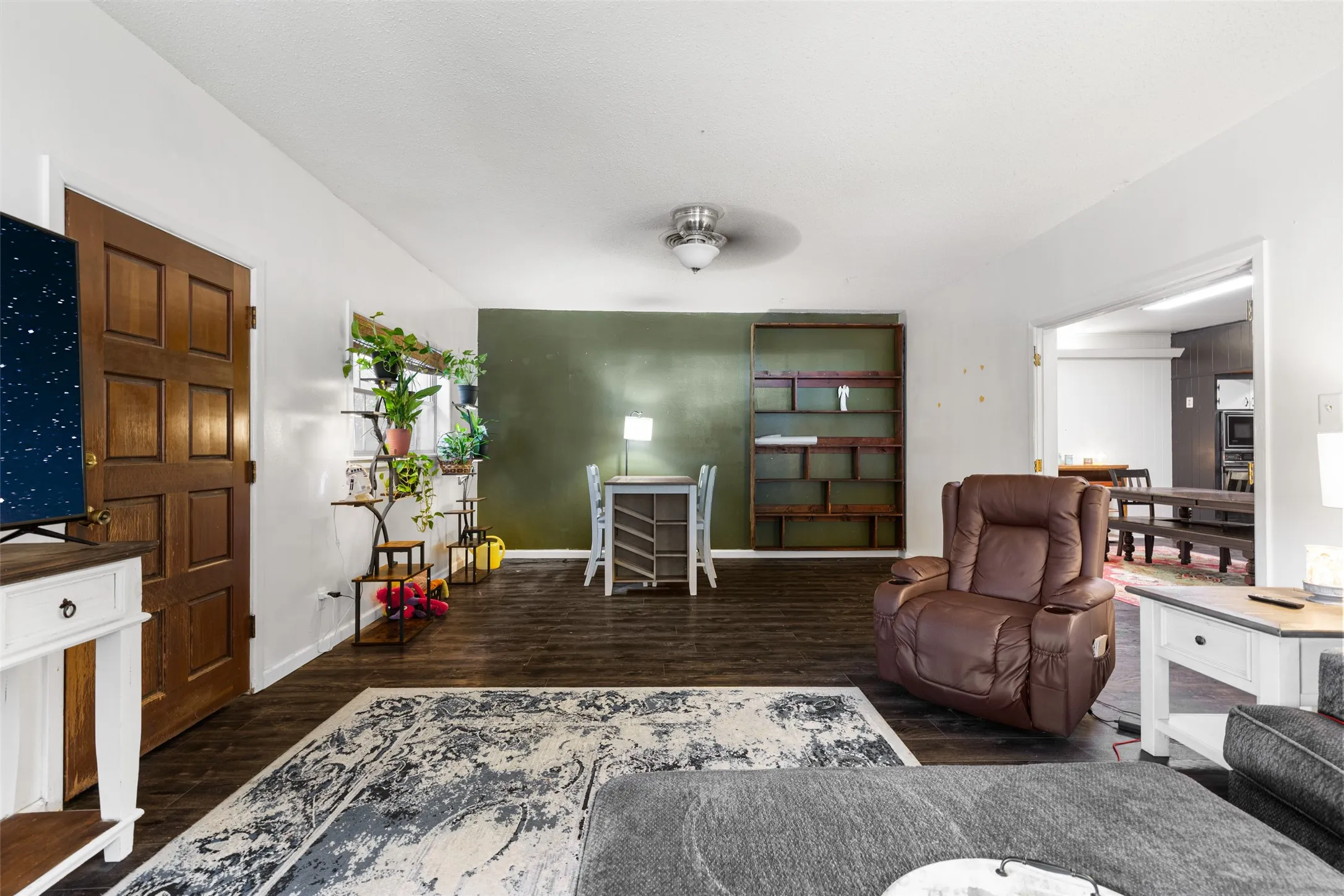 Single Family Residence For Sale in Gregg County , 500 W Marshall Avenue, Gladewater, Texas 75647, 3 Bedroom, 2 Bathroom, Garage spaces, 2,264 Sqft, built in 1960, mls#21266617, Real Estate Agent in Gladewater, Homes For Sale in Gregg county, Homes For Sale in Gladewater, Realtor in Gladewater Texas, Real Estate Brokerage Independent Realty Texas, Luminita Cordes Realtor