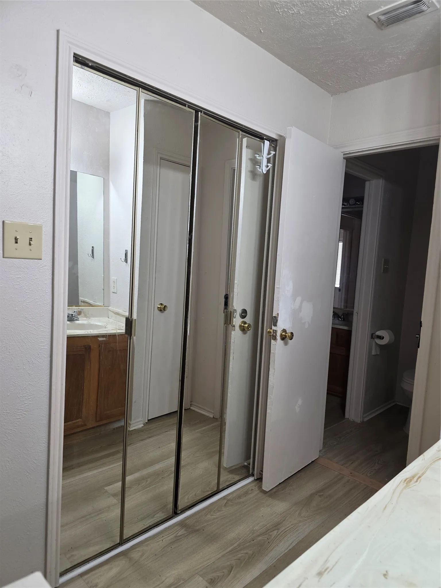 Single Family Residence For Rent in Tarrant County , 9984 Lone Eagle Drive, Fort Worth, Texas 76108, 3 Bedroom, 2 Bathroom, 1 Garage spaces, 1,324 Sqft, built in 1985, mls#21266635, Real Estate Agent in Fort Worth, Homes For Rent in Tarrant county, Homes For Rent in Fort Worth, Realtor in Fort Worth Texas, Real Estate Brokerage Independent Realty Texas, Luminita Cordes Realtor