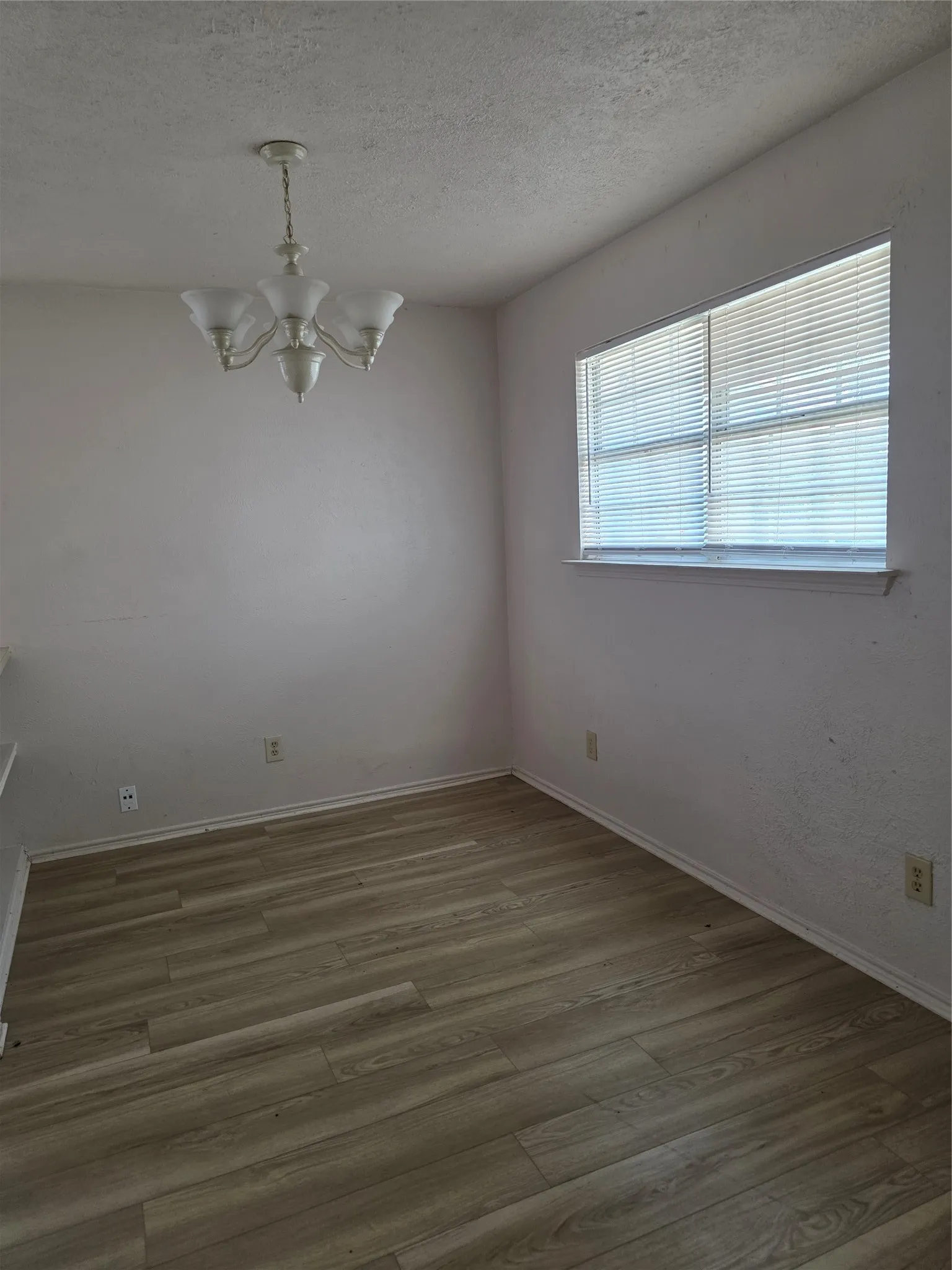 Single Family Residence For Rent in Tarrant County , 9984 Lone Eagle Drive, Fort Worth, Texas 76108, 3 Bedroom, 2 Bathroom, 1 Garage spaces, 1,324 Sqft, built in 1985, mls#21266635, Real Estate Agent in Fort Worth, Homes For Rent in Tarrant county, Homes For Rent in Fort Worth, Realtor in Fort Worth Texas, Real Estate Brokerage Independent Realty Texas, Luminita Cordes Realtor