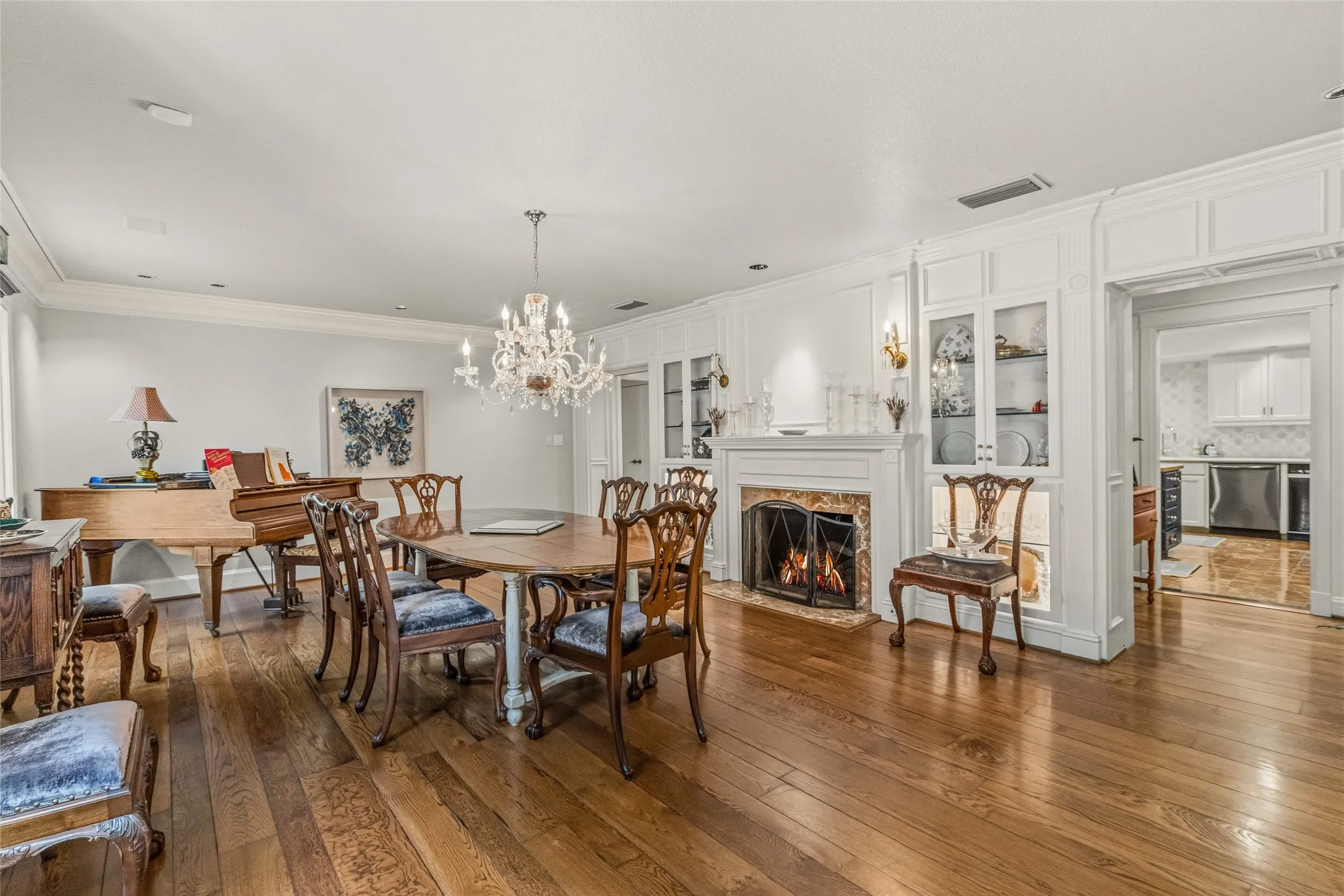 Single Family Residence For Sale in Tarrant County , 4812 Williams Road, Benbrook, Texas 76116, 5 Bedroom, 5 Bathroom, 4 Garage spaces, 6,233 Sqft, built in 1985, mls#21264457, Real Estate Agent in Benbrook, Homes For Sale in Tarrant county, Homes For Sale in Benbrook, Realtor in Benbrook Texas, Real Estate Brokerage Independent Realty Texas, Luminita Cordes Realtor