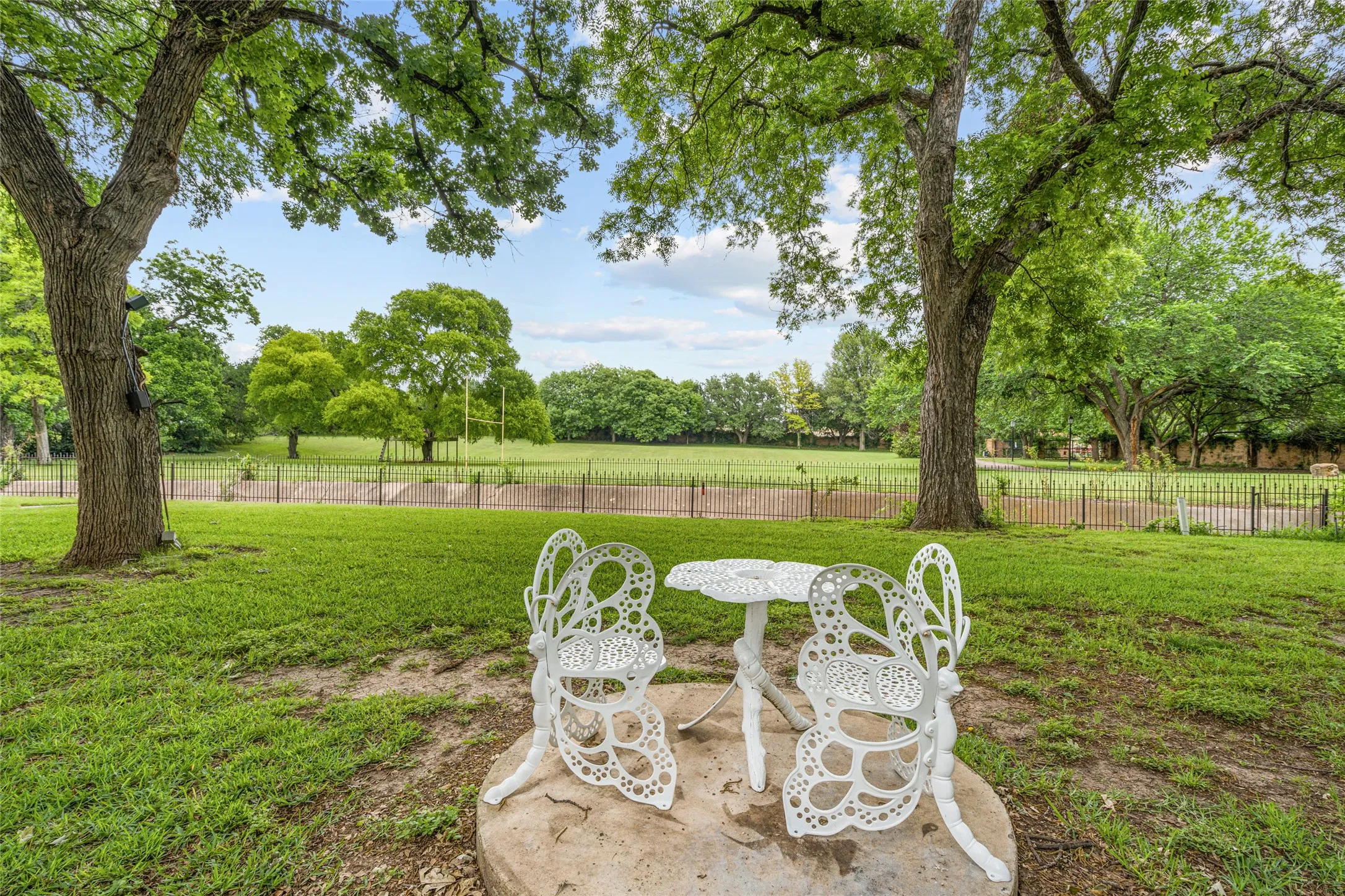 Single Family Residence For Sale in Tarrant County , 4812 Williams Road, Benbrook, Texas 76116, 5 Bedroom, 5 Bathroom, 4 Garage spaces, 6,233 Sqft, built in 1985, mls#21264457, Real Estate Agent in Benbrook, Homes For Sale in Tarrant county, Homes For Sale in Benbrook, Realtor in Benbrook Texas, Real Estate Brokerage Independent Realty Texas, Luminita Cordes Realtor