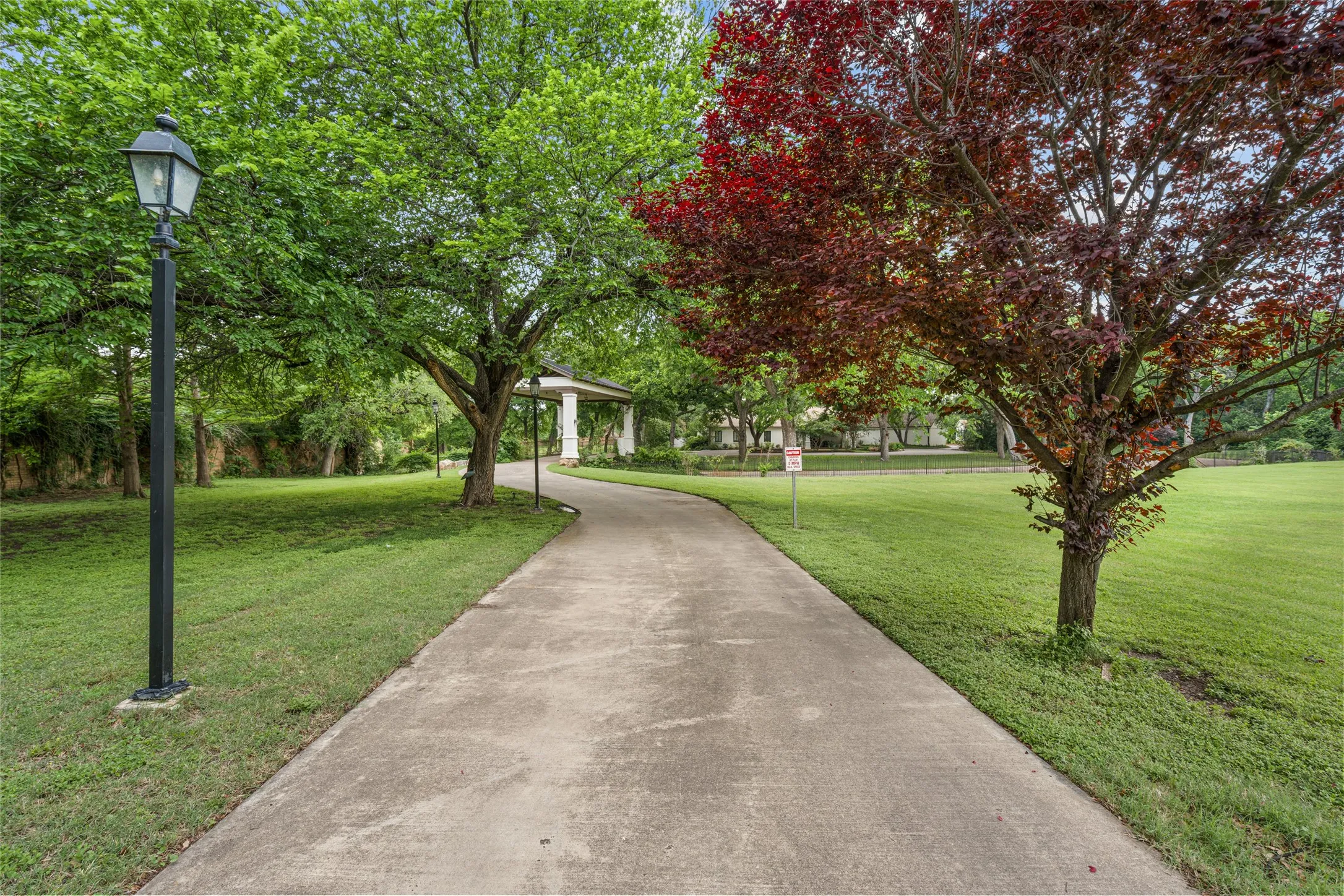 Single Family Residence For Sale in Tarrant County , 4812 Williams Road, Benbrook, Texas 76116, 5 Bedroom, 5 Bathroom, 4 Garage spaces, 6,233 Sqft, built in 1985, mls#21264457, Real Estate Agent in Benbrook, Homes For Sale in Tarrant county, Homes For Sale in Benbrook, Realtor in Benbrook Texas, Real Estate Brokerage Independent Realty Texas, Luminita Cordes Realtor