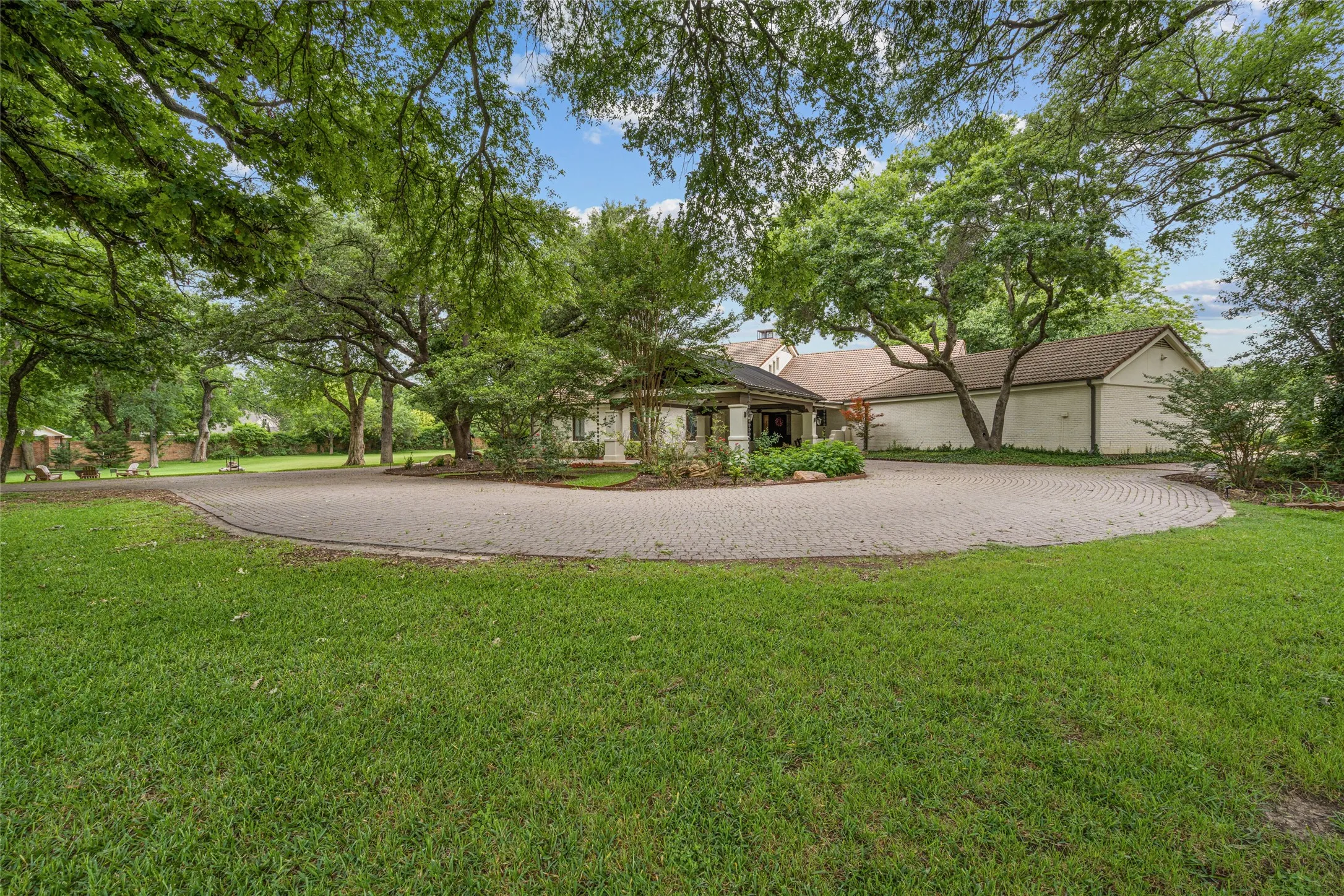 Single Family Residence For Sale in Tarrant County , 4812 Williams Road, Benbrook, Texas 76116, 5 Bedroom, 5 Bathroom, 4 Garage spaces, 6,233 Sqft, built in 1985, mls#21264457, Real Estate Agent in Benbrook, Homes For Sale in Tarrant county, Homes For Sale in Benbrook, Realtor in Benbrook Texas, Real Estate Brokerage Independent Realty Texas, Luminita Cordes Realtor