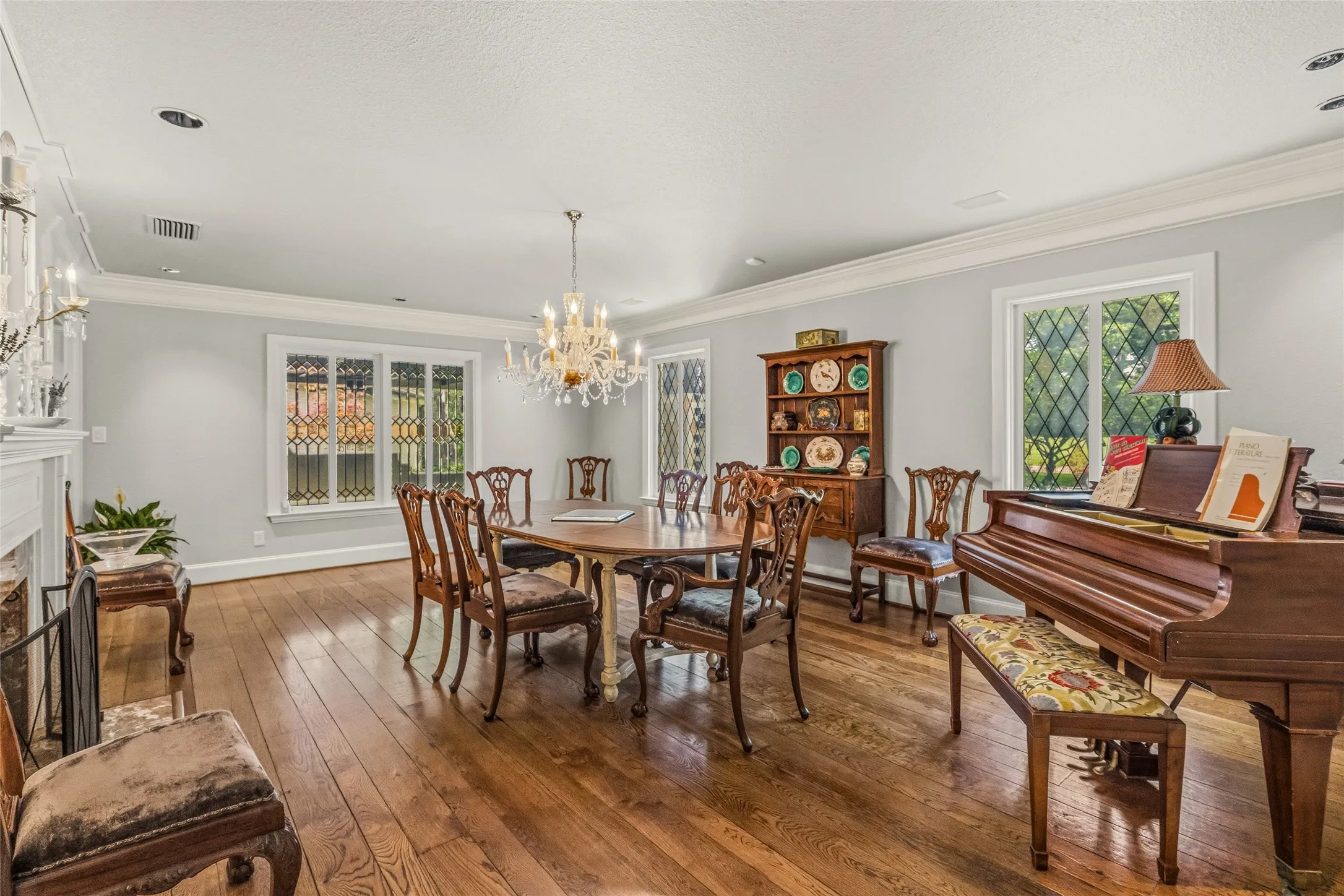 Single Family Residence For Sale in Tarrant County , 4812 Williams Road, Benbrook, Texas 76116, 5 Bedroom, 5 Bathroom, 4 Garage spaces, 6,233 Sqft, built in 1985, mls#21264457, Real Estate Agent in Benbrook, Homes For Sale in Tarrant county, Homes For Sale in Benbrook, Realtor in Benbrook Texas, Real Estate Brokerage Independent Realty Texas, Luminita Cordes Realtor