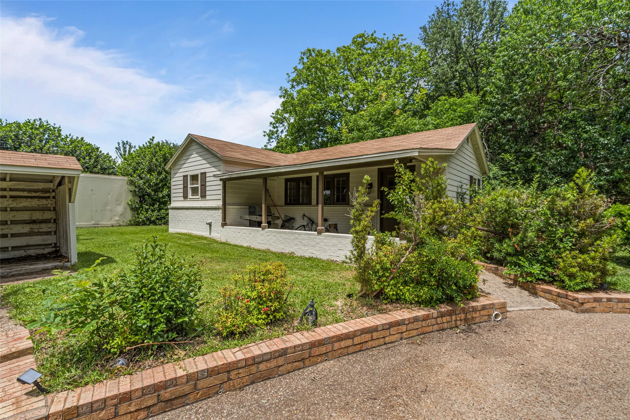 Single Family Residence For Sale in Tarrant County , 4812 Williams Road, Benbrook, Texas 76116, 5 Bedroom, 5 Bathroom, 4 Garage spaces, 6,233 Sqft, built in 1985, mls#21264457, Real Estate Agent in Benbrook, Homes For Sale in Tarrant county, Homes For Sale in Benbrook, Realtor in Benbrook Texas, Real Estate Brokerage Independent Realty Texas, Luminita Cordes Realtor