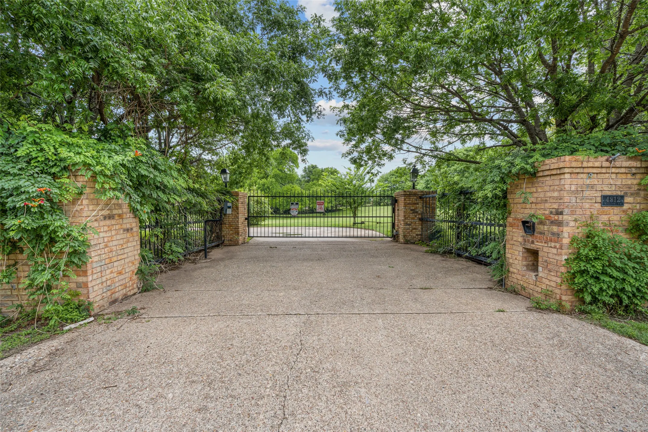 Single Family Residence For Sale in Tarrant County , 4812 Williams Road, Benbrook, Texas 76116, 5 Bedroom, 5 Bathroom, 4 Garage spaces, 6,233 Sqft, built in 1985, mls#21264457, Real Estate Agent in Benbrook, Homes For Sale in Tarrant county, Homes For Sale in Benbrook, Realtor in Benbrook Texas, Real Estate Brokerage Independent Realty Texas, Luminita Cordes Realtor
