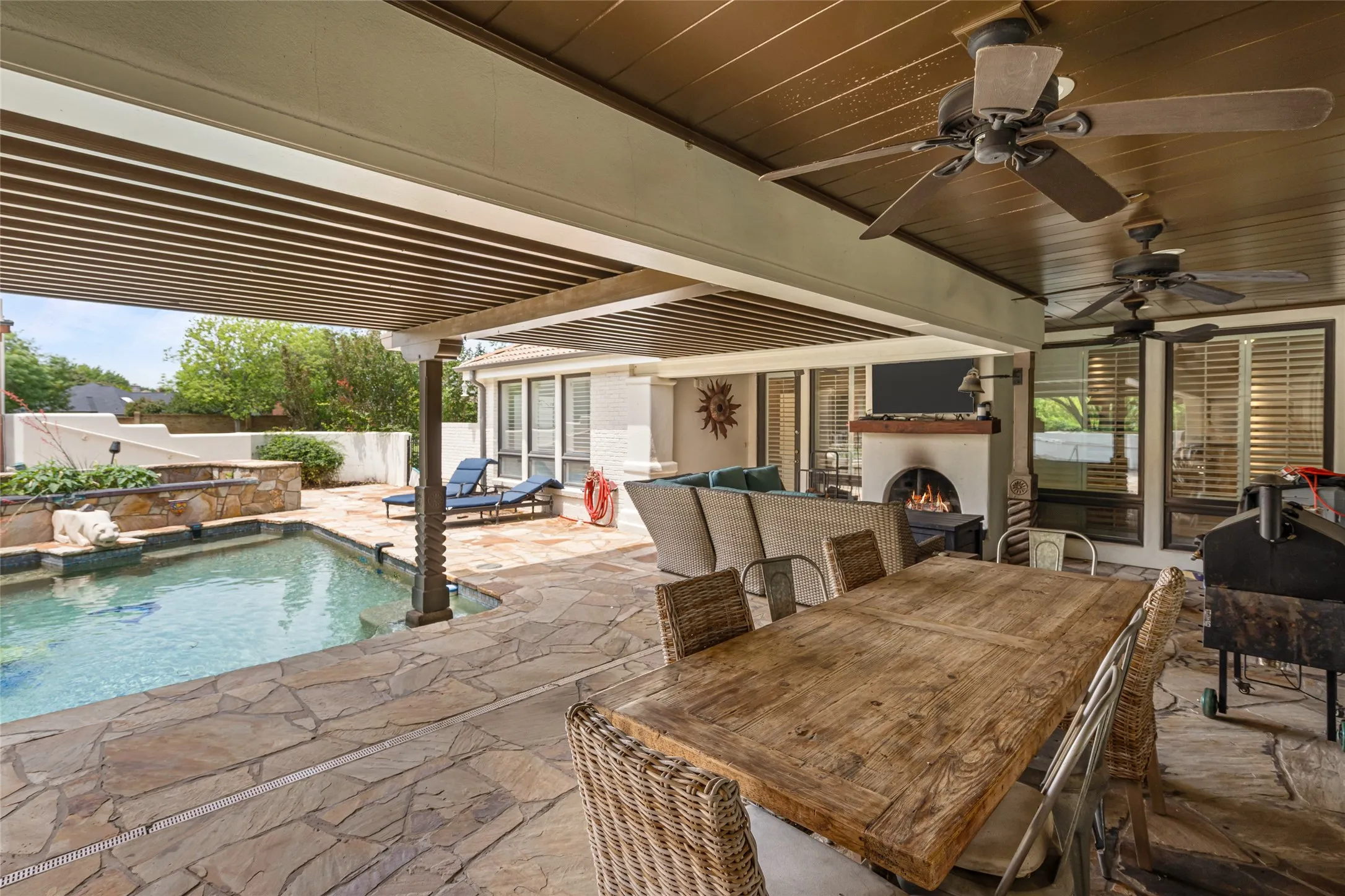 Single Family Residence For Sale in Tarrant County , 4812 Williams Road, Benbrook, Texas 76116, 5 Bedroom, 5 Bathroom, 4 Garage spaces, 6,233 Sqft, built in 1985, mls#21264457, Real Estate Agent in Benbrook, Homes For Sale in Tarrant county, Homes For Sale in Benbrook, Realtor in Benbrook Texas, Real Estate Brokerage Independent Realty Texas, Luminita Cordes Realtor