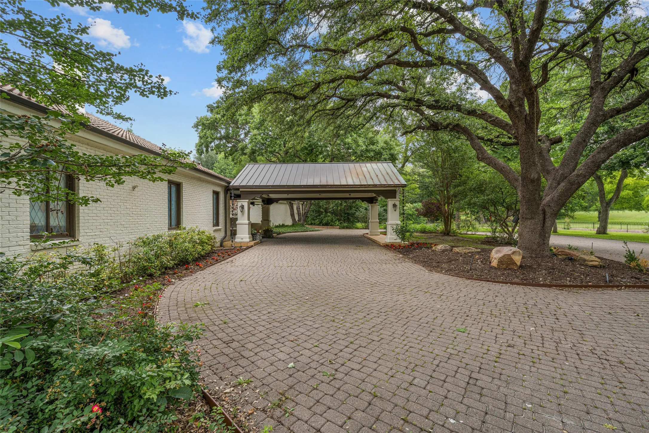 Single Family Residence For Sale in Tarrant County , 4812 Williams Road, Benbrook, Texas 76116, 5 Bedroom, 5 Bathroom, 4 Garage spaces, 6,233 Sqft, built in 1985, mls#21264457, Real Estate Agent in Benbrook, Homes For Sale in Tarrant county, Homes For Sale in Benbrook, Realtor in Benbrook Texas, Real Estate Brokerage Independent Realty Texas, Luminita Cordes Realtor