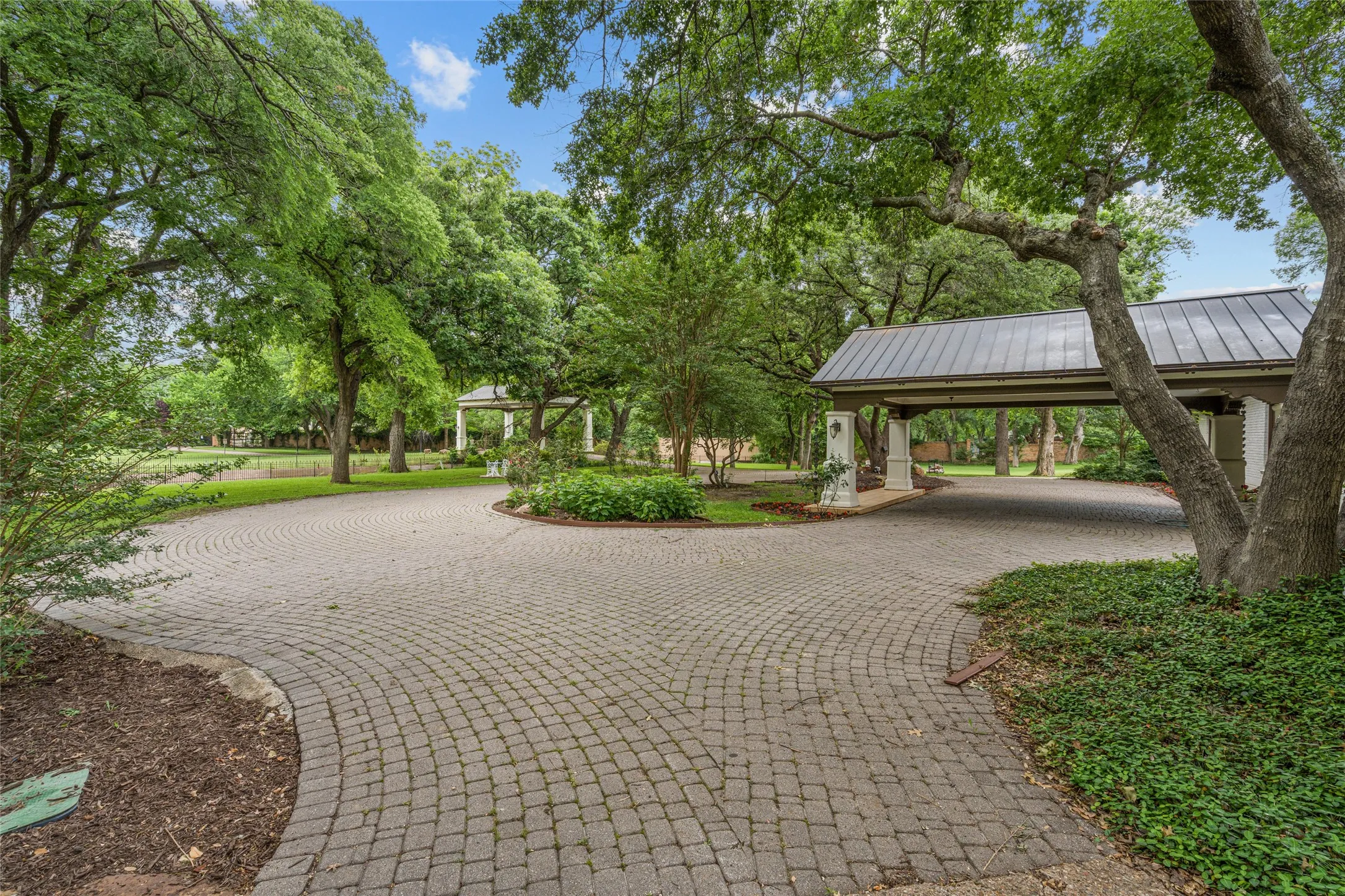 Single Family Residence For Sale in Tarrant County , 4812 Williams Road, Benbrook, Texas 76116, 5 Bedroom, 5 Bathroom, 4 Garage spaces, 6,233 Sqft, built in 1985, mls#21264457, Real Estate Agent in Benbrook, Homes For Sale in Tarrant county, Homes For Sale in Benbrook, Realtor in Benbrook Texas, Real Estate Brokerage Independent Realty Texas, Luminita Cordes Realtor