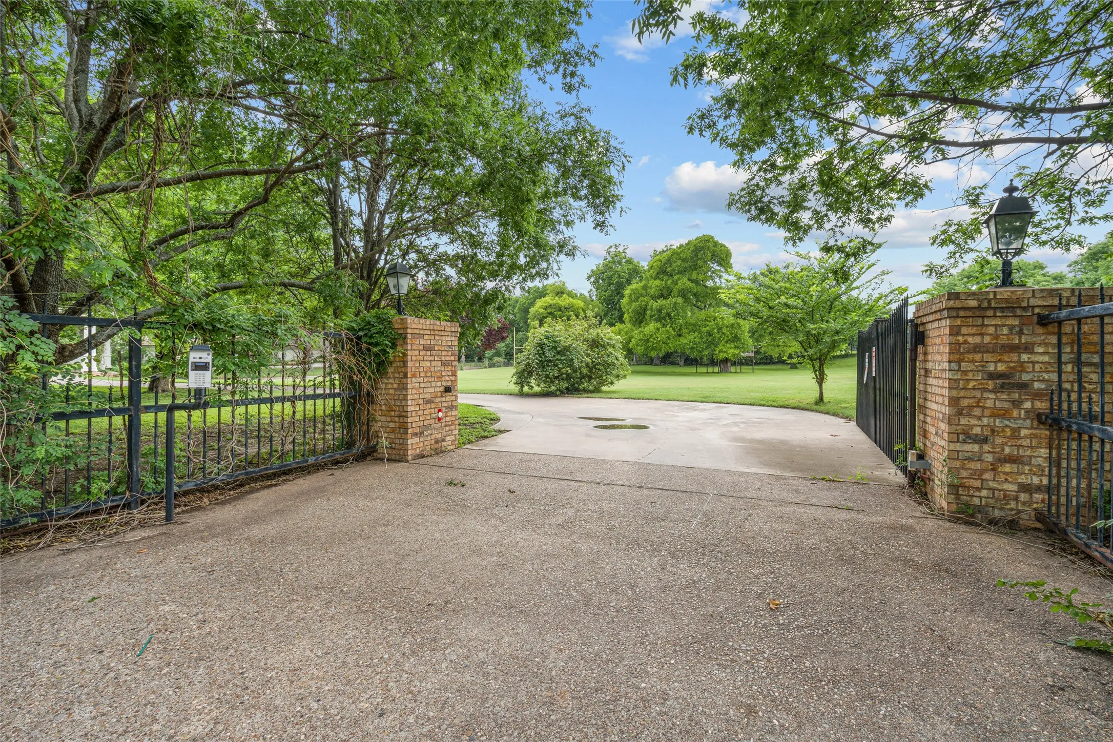 Single Family Residence For Sale in Tarrant County , 4812 Williams Road, Benbrook, Texas 76116, 5 Bedroom, 5 Bathroom, 4 Garage spaces, 6,233 Sqft, built in 1985, mls#21264457, Real Estate Agent in Benbrook, Homes For Sale in Tarrant county, Homes For Sale in Benbrook, Realtor in Benbrook Texas, Real Estate Brokerage Independent Realty Texas, Luminita Cordes Realtor