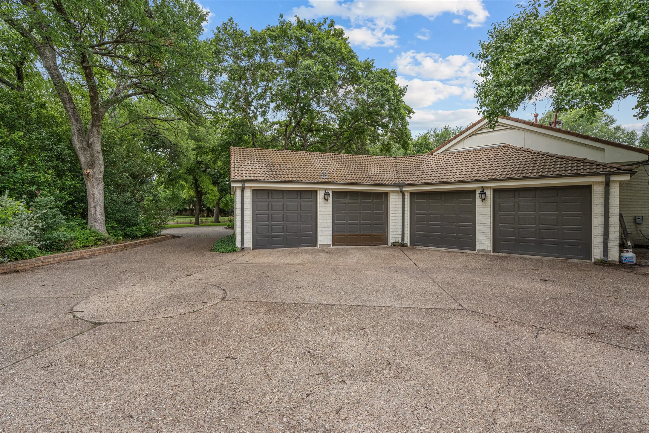 Single Family Residence For Sale in Tarrant County , 4812 Williams Road, Benbrook, Texas 76116, 5 Bedroom, 5 Bathroom, 4 Garage spaces, 6,233 Sqft, built in 1985, mls#21264457, Real Estate Agent in Benbrook, Homes For Sale in Tarrant county, Homes For Sale in Benbrook, Realtor in Benbrook Texas, Real Estate Brokerage Independent Realty Texas, Luminita Cordes Realtor