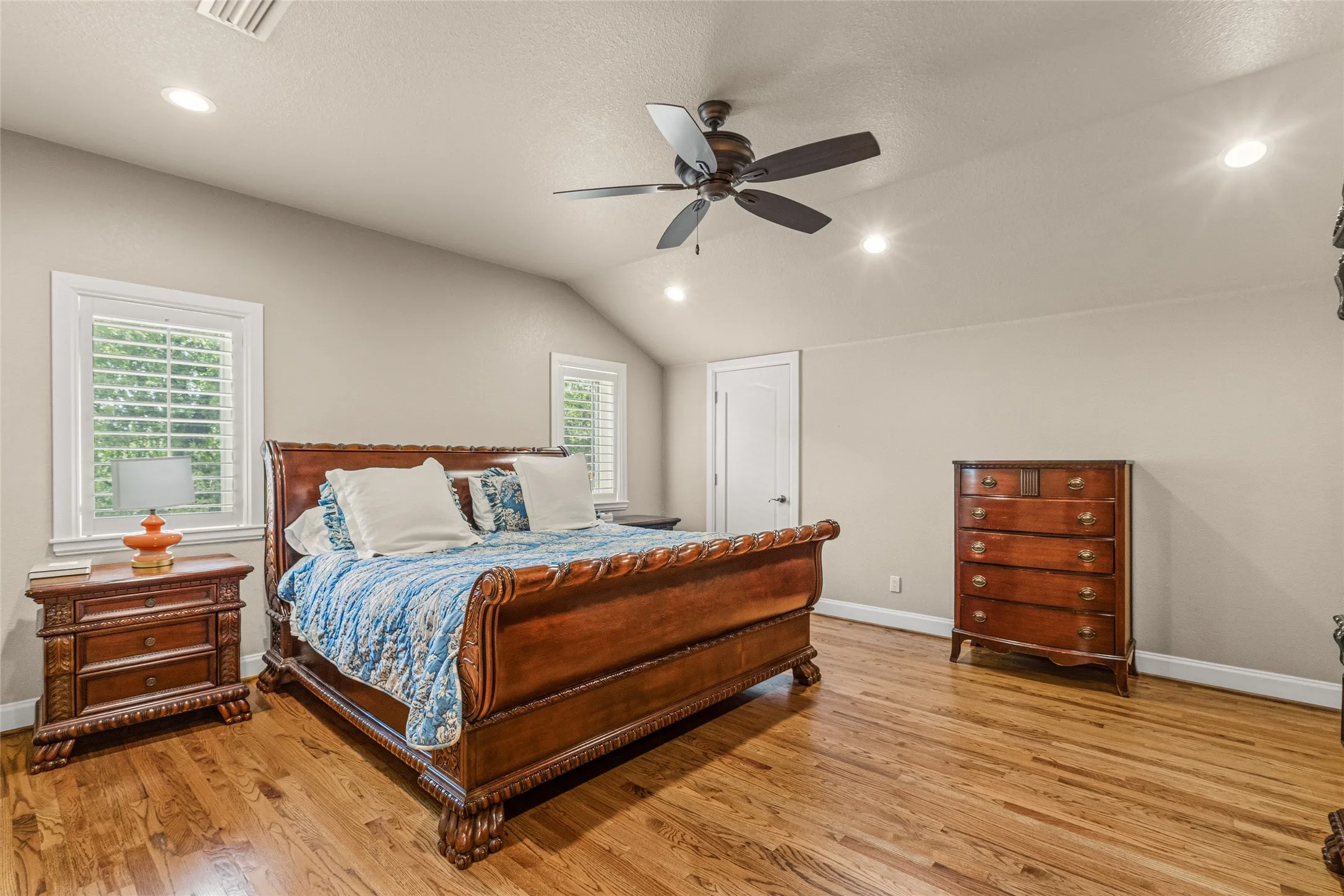 Single Family Residence For Sale in Tarrant County , 4812 Williams Road, Benbrook, Texas 76116, 5 Bedroom, 5 Bathroom, 4 Garage spaces, 6,233 Sqft, built in 1985, mls#21264457, Real Estate Agent in Benbrook, Homes For Sale in Tarrant county, Homes For Sale in Benbrook, Realtor in Benbrook Texas, Real Estate Brokerage Independent Realty Texas, Luminita Cordes Realtor