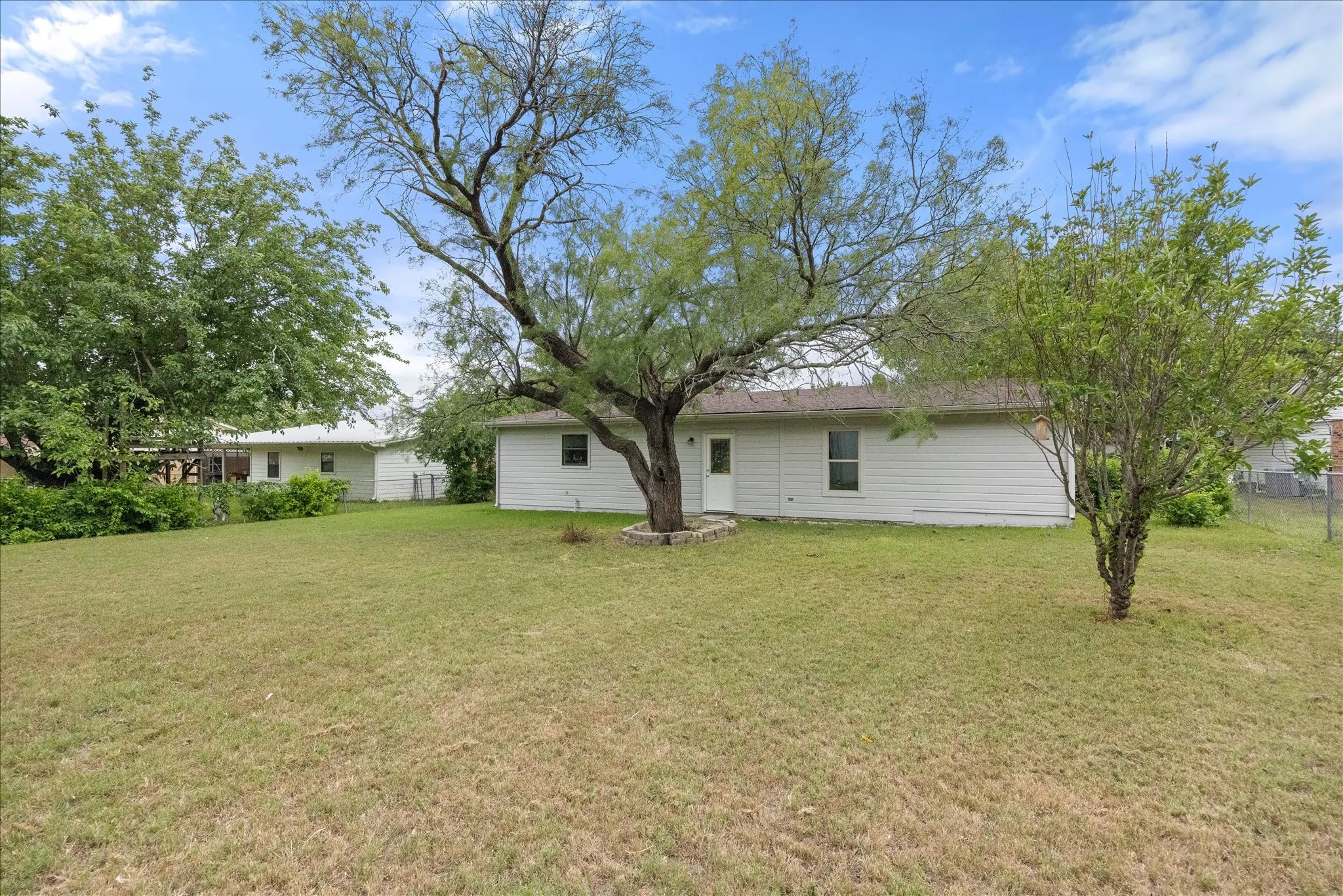 Single Family Residence For Sale in Somervell County , 606 Nancy Drive, Glen Rose, Texas 76043, 3 Bedroom, 2 Bathroom, 2 Garage spaces, 1,775 Sqft, built in 1975, mls#21266146, Real Estate Agent in Glen Rose, Homes For Sale in Somervell county, Homes For Sale in Glen Rose, Realtor in Glen Rose Texas, Real Estate Brokerage Independent Realty Texas, Luminita Cordes Realtor