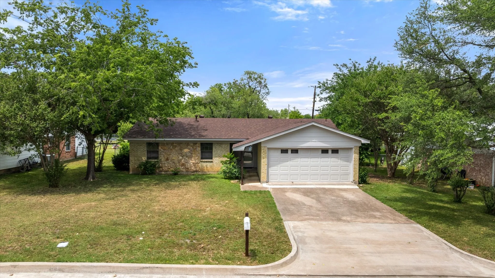 Single Family Residence For Sale in Somervell County , 606 Nancy Drive, Glen Rose, Texas 76043, 3 Bedroom, 2 Bathroom, 2 Garage spaces, 1,775 Sqft, built in 1975, mls#21266146, Real Estate Agent in Glen Rose, Homes For Sale in Somervell county, Homes For Sale in Glen Rose, Realtor in Glen Rose Texas, Real Estate Brokerage Independent Realty Texas, Luminita Cordes Realtor