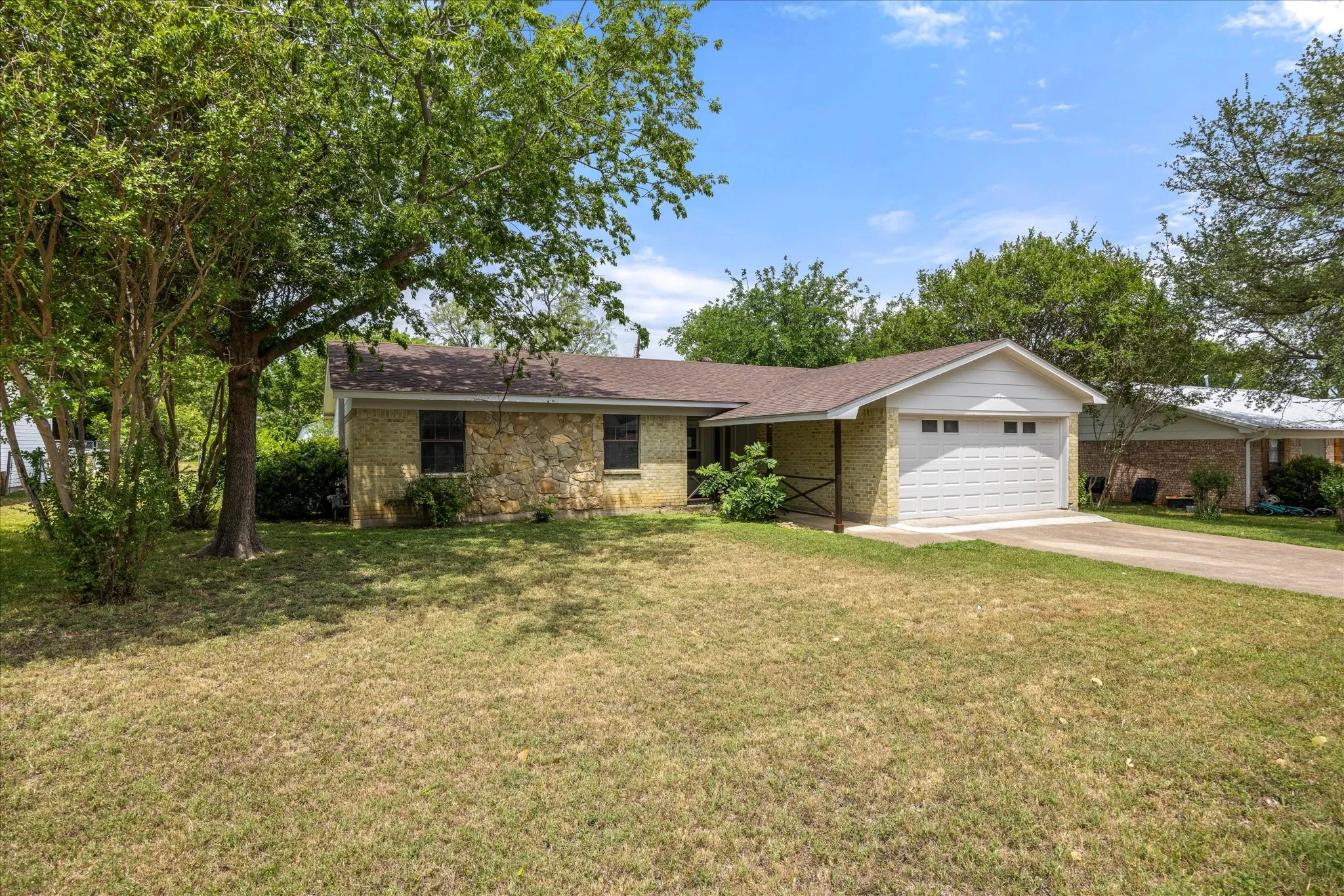 Single Family Residence For Sale in Somervell County , 606 Nancy Drive, Glen Rose, Texas 76043, 3 Bedroom, 2 Bathroom, 2 Garage spaces, 1,775 Sqft, built in 1975, mls#21266146, Real Estate Agent in Glen Rose, Homes For Sale in Somervell county, Homes For Sale in Glen Rose, Realtor in Glen Rose Texas, Real Estate Brokerage Independent Realty Texas, Luminita Cordes Realtor