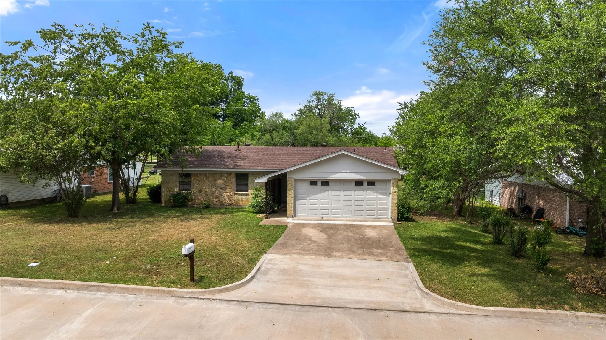 Single Family Residence For Sale in Somervell County , 606 Nancy Drive, Glen Rose, Texas 76043, 3 Bedroom, 2 Bathroom, 2 Garage spaces, 1,775 Sqft, built in 1975, mls#21266146, Real Estate Agent in Glen Rose, Homes For Sale in Somervell county, Homes For Sale in Glen Rose, Realtor in Glen Rose Texas, Real Estate Brokerage Independent Realty Texas, Luminita Cordes Realtor