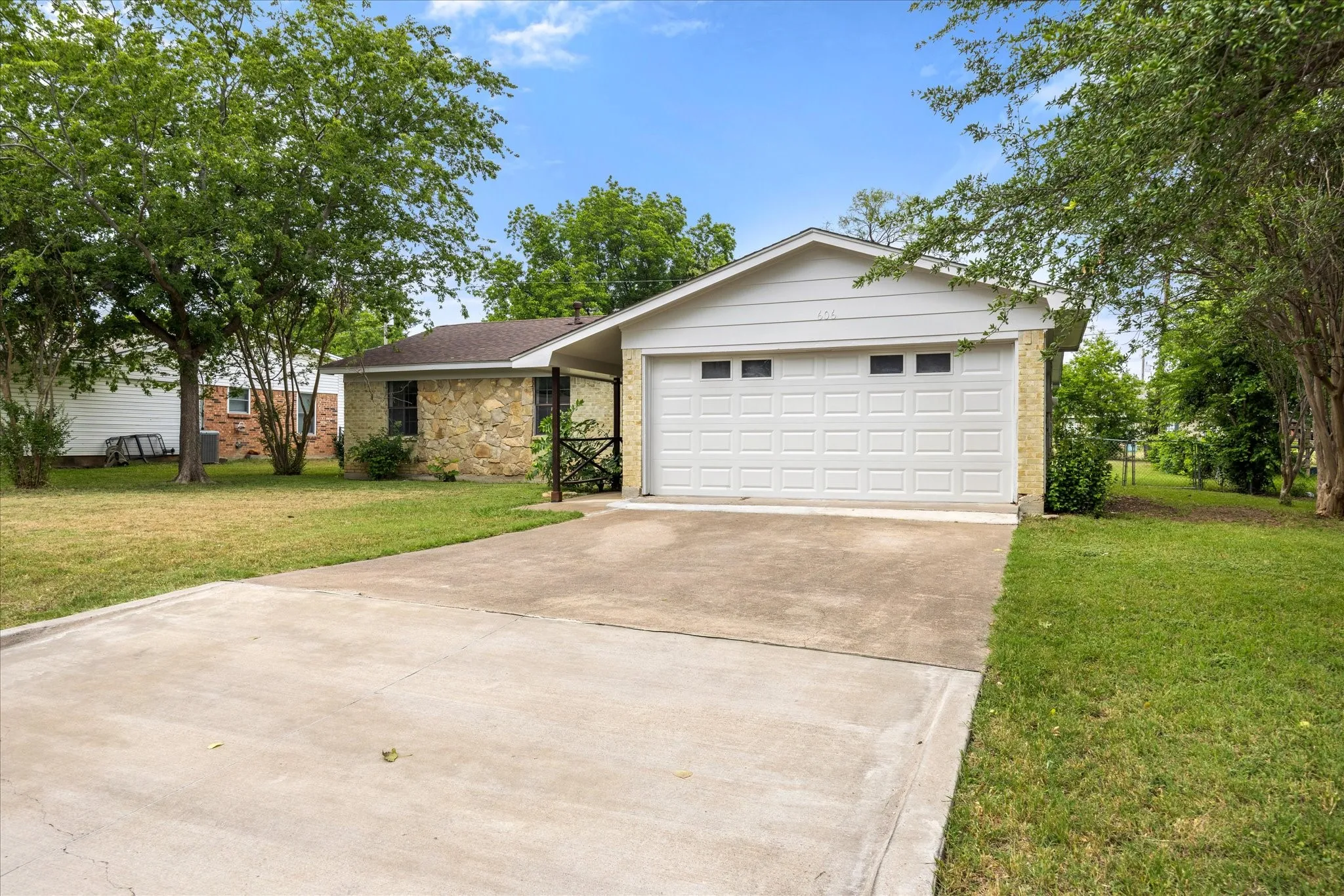 Single Family Residence For Sale in Somervell County , 606 Nancy Drive, Glen Rose, Texas 76043, 3 Bedroom, 2 Bathroom, 2 Garage spaces, 1,775 Sqft, built in 1975, mls#21266146, Real Estate Agent in Glen Rose, Homes For Sale in Somervell county, Homes For Sale in Glen Rose, Realtor in Glen Rose Texas, Real Estate Brokerage Independent Realty Texas, Luminita Cordes Realtor