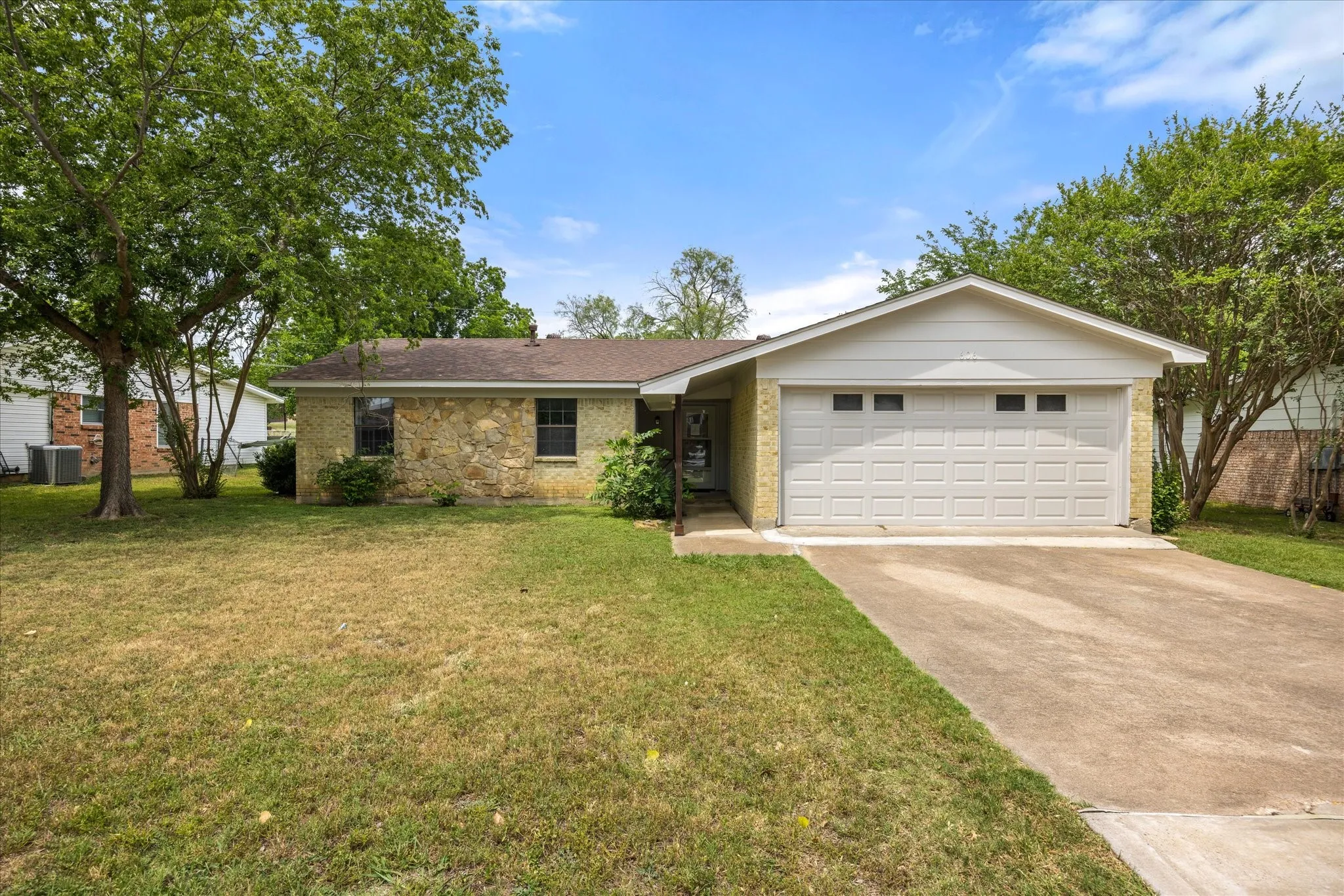 Single Family Residence For Sale in Somervell County , 606 Nancy Drive, Glen Rose, Texas 76043, 3 Bedroom, 2 Bathroom, 2 Garage spaces, 1,775 Sqft, built in 1975, mls#21266146, Real Estate Agent in Glen Rose, Homes For Sale in Somervell county, Homes For Sale in Glen Rose, Realtor in Glen Rose Texas, Real Estate Brokerage Independent Realty Texas, Luminita Cordes Realtor