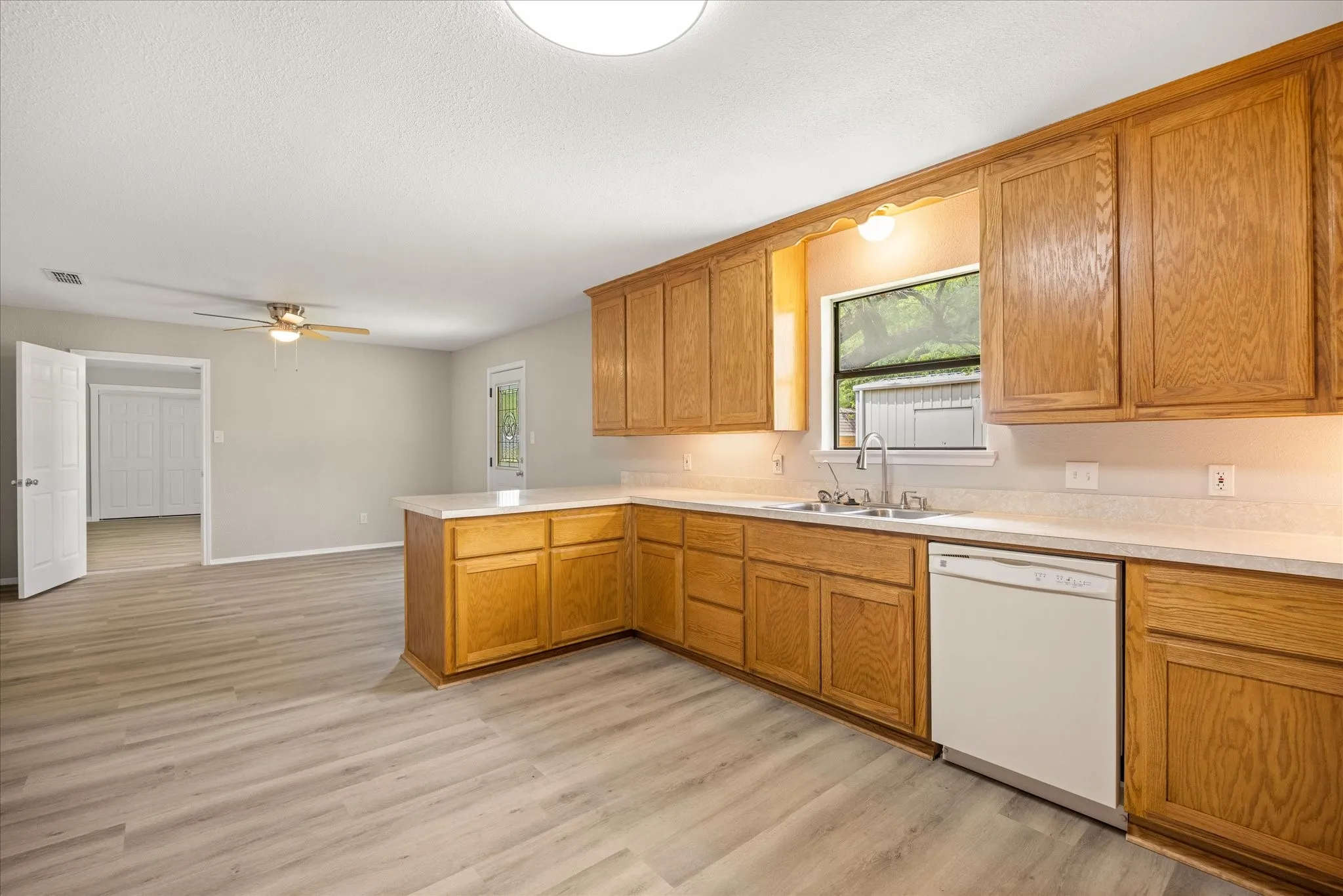 Single Family Residence For Sale in Somervell County , 606 Nancy Drive, Glen Rose, Texas 76043, 3 Bedroom, 2 Bathroom, 2 Garage spaces, 1,775 Sqft, built in 1975, mls#21266146, Real Estate Agent in Glen Rose, Homes For Sale in Somervell county, Homes For Sale in Glen Rose, Realtor in Glen Rose Texas, Real Estate Brokerage Independent Realty Texas, Luminita Cordes Realtor