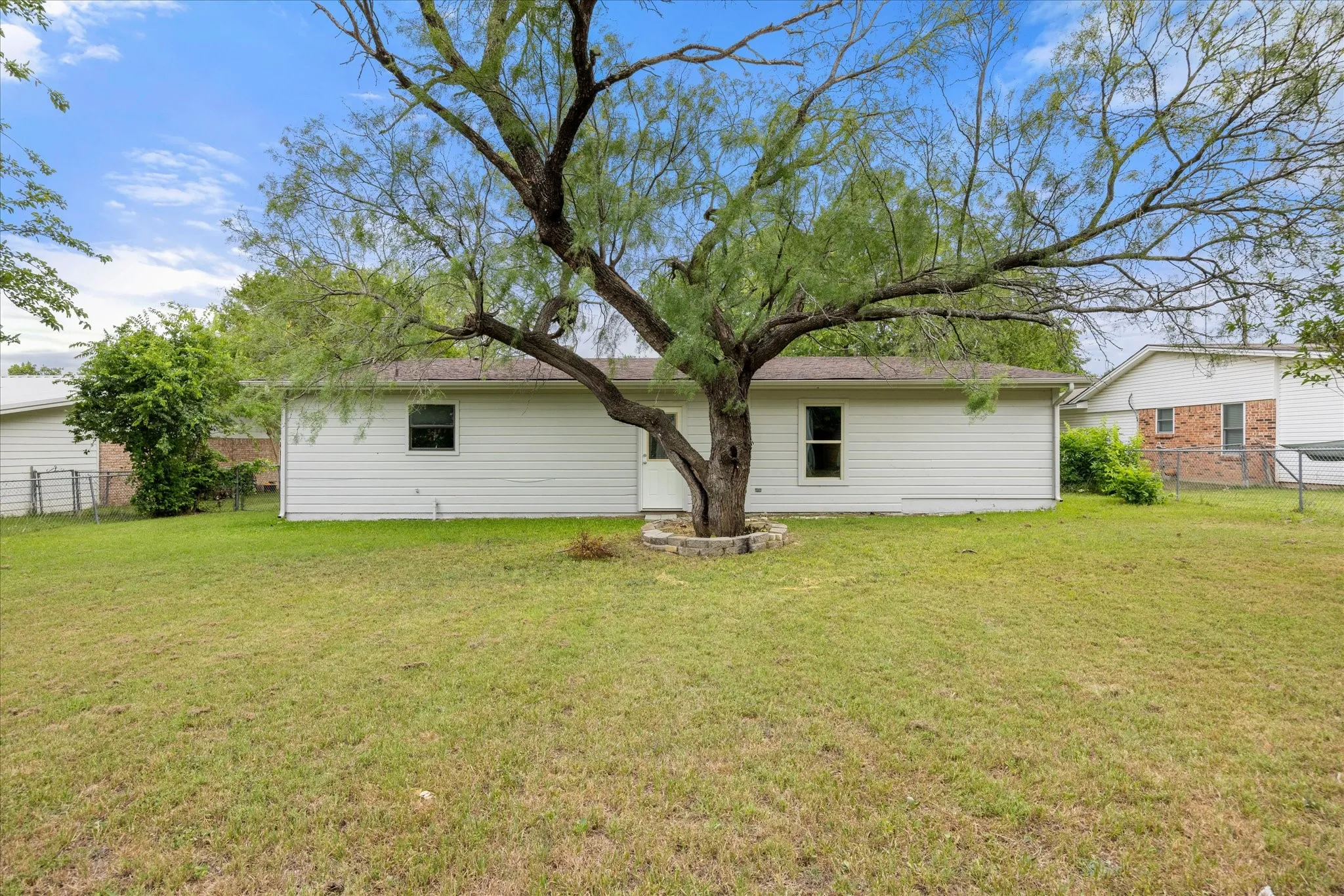 Single Family Residence For Sale in Somervell County , 606 Nancy Drive, Glen Rose, Texas 76043, 3 Bedroom, 2 Bathroom, 2 Garage spaces, 1,775 Sqft, built in 1975, mls#21266146, Real Estate Agent in Glen Rose, Homes For Sale in Somervell county, Homes For Sale in Glen Rose, Realtor in Glen Rose Texas, Real Estate Brokerage Independent Realty Texas, Luminita Cordes Realtor