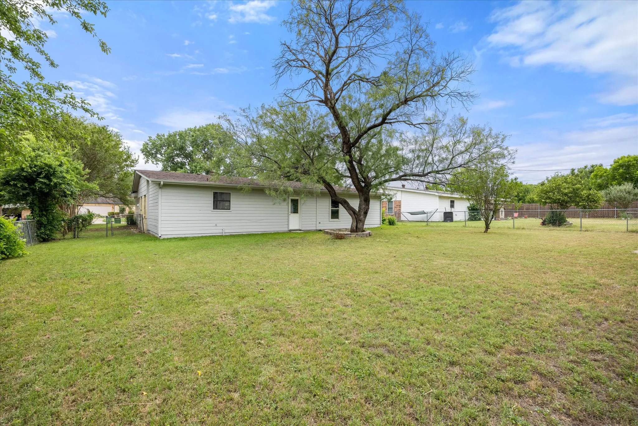 Single Family Residence For Sale in Somervell County , 606 Nancy Drive, Glen Rose, Texas 76043, 3 Bedroom, 2 Bathroom, 2 Garage spaces, 1,775 Sqft, built in 1975, mls#21266146, Real Estate Agent in Glen Rose, Homes For Sale in Somervell county, Homes For Sale in Glen Rose, Realtor in Glen Rose Texas, Real Estate Brokerage Independent Realty Texas, Luminita Cordes Realtor