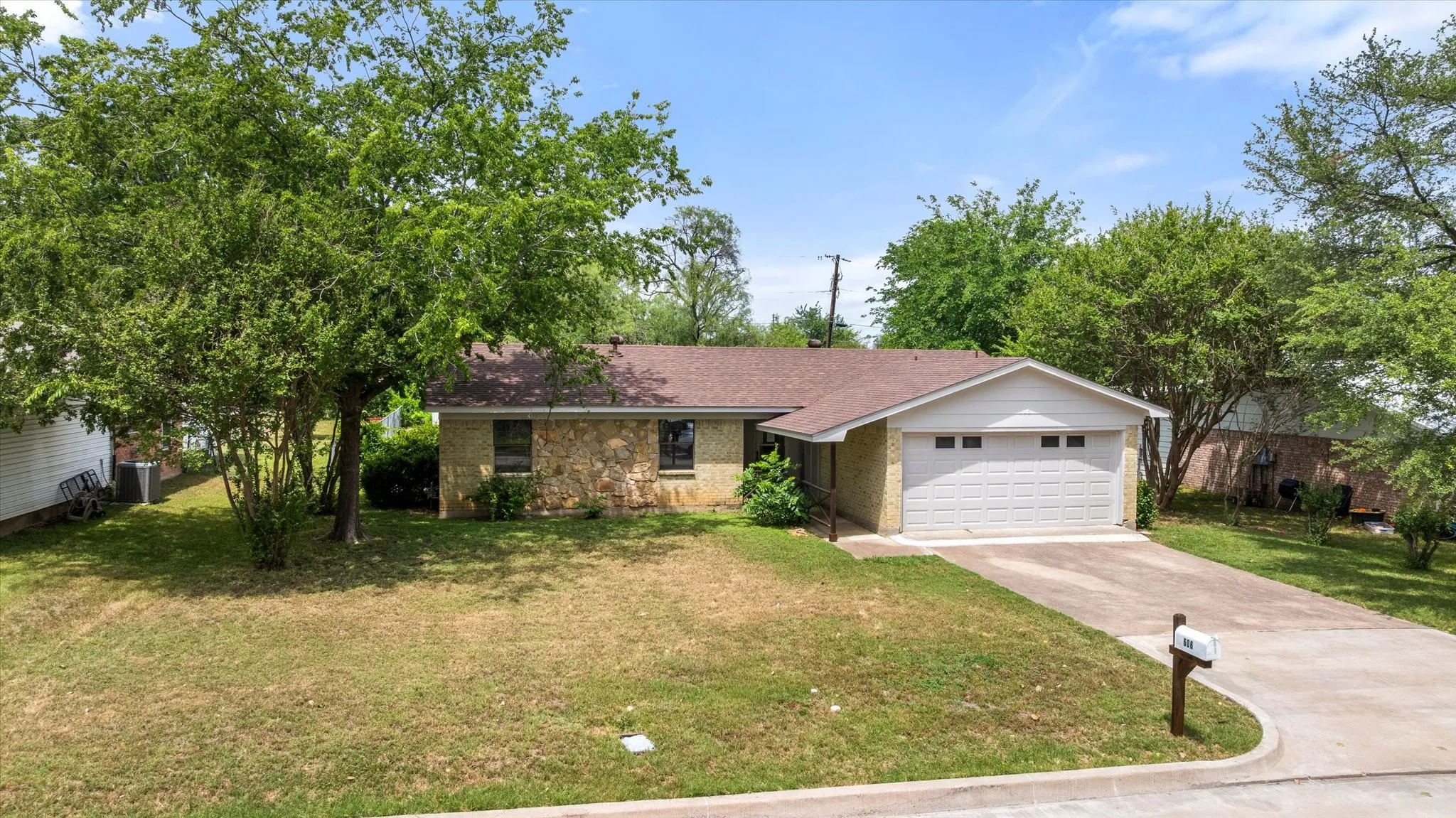 Single Family Residence For Sale in Somervell County , 606 Nancy Drive, Glen Rose, Texas 76043, 3 Bedroom, 2 Bathroom, 2 Garage spaces, 1,775 Sqft, built in 1975, mls#21266146, Real Estate Agent in Glen Rose, Homes For Sale in Somervell county, Homes For Sale in Glen Rose, Realtor in Glen Rose Texas, Real Estate Brokerage Independent Realty Texas, Luminita Cordes Realtor