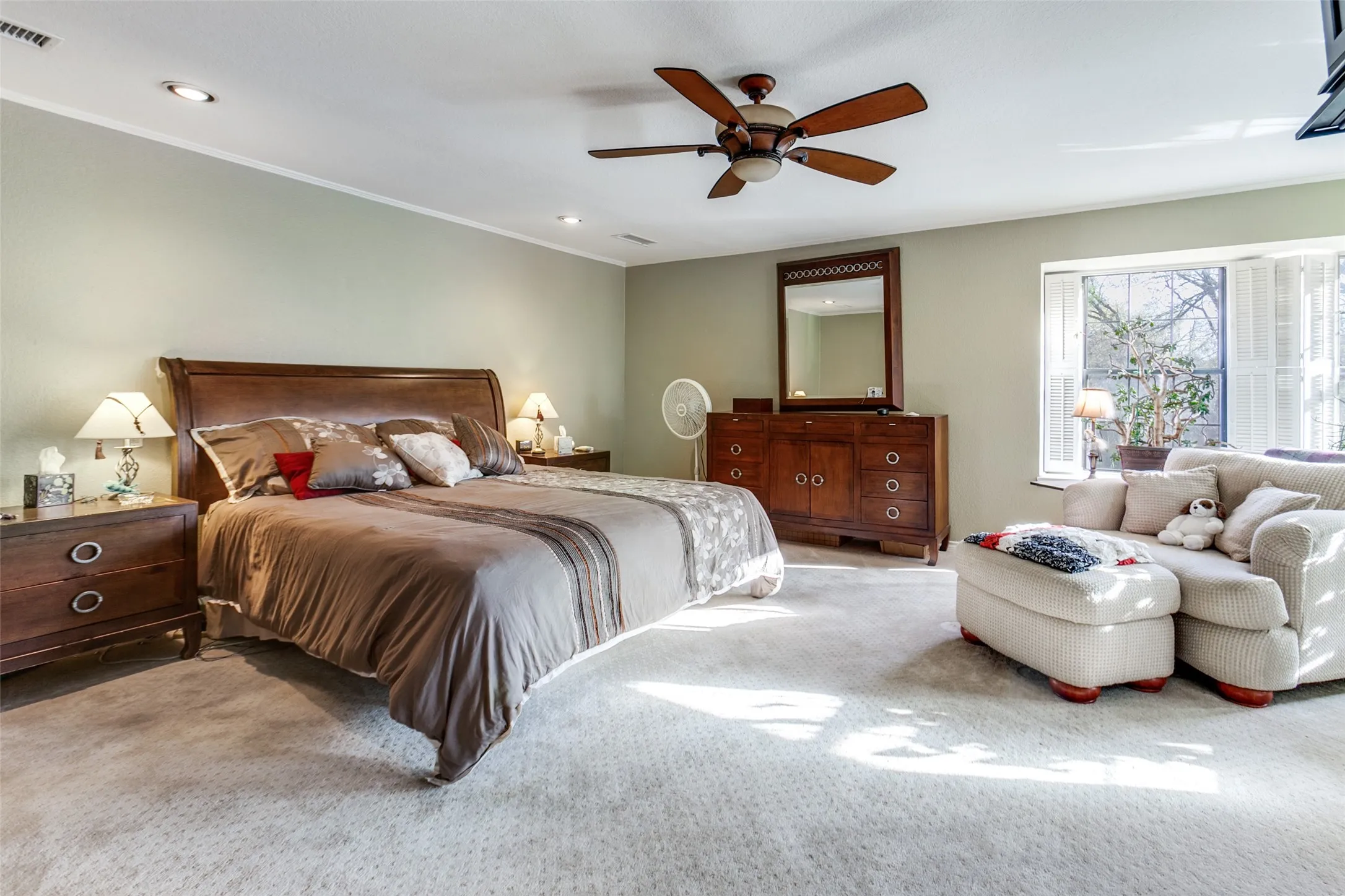 Spacious room featuring light-toned carpeting and recessed ceiling lighting