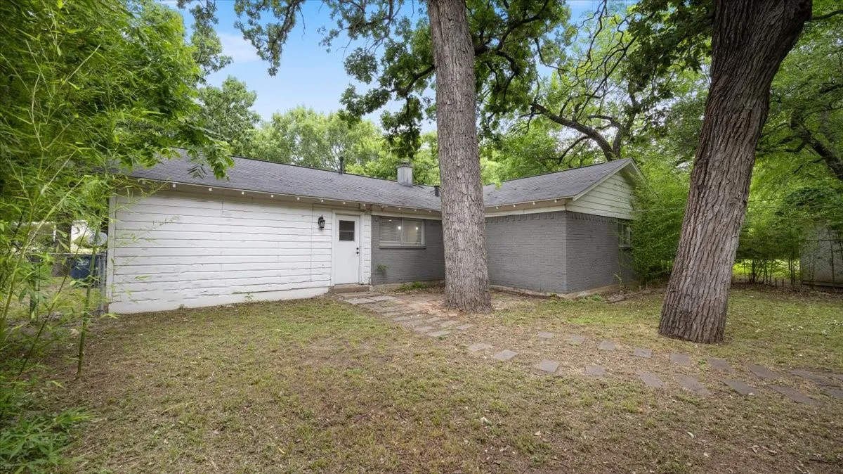 Single Family Residence For Sale in Tarrant County , 4713 Driskell Boulevard, Fort Worth, Texas 76107, 3 Bedroom, 2 Bathroom, Garage spaces, 1,566 Sqft, built in 1962, Price $245,000, mls#21266678, Real Estate Agent in Fort Worth, Homes For Sale in Tarrant county, Homes For Sale in Fort Worth, Realtor in Fort Worth Texas, Real Estate Brokerage Independent Realty Texas, Luminita Cordes Realtor