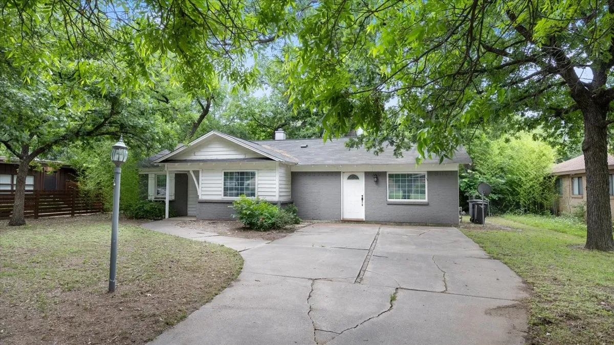 Single Family Residence For Sale in Tarrant County , 4713 Driskell Boulevard, Fort Worth, Texas 76107, 3 Bedroom, 2 Bathroom, Garage spaces, 1,566 Sqft, built in 1962, Price $245,000, mls#21266678, Real Estate Agent in Fort Worth, Homes For Sale in Tarrant county, Homes For Sale in Fort Worth, Realtor in Fort Worth Texas, Real Estate Brokerage Independent Realty Texas, Luminita Cordes Realtor