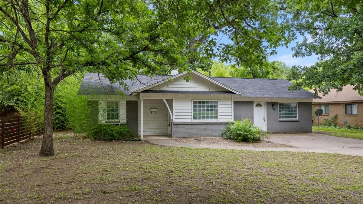 Single Family Residence For Sale in Tarrant County , 4713 Driskell Boulevard, Fort Worth, Texas 76107, 3 Bedroom, 2 Bathroom, Garage spaces, 1,566 Sqft, built in 1962, Price $245,000, mls#21266678, Real Estate Agent in Fort Worth, Homes For Sale in Tarrant county, Homes For Sale in Fort Worth, Realtor in Fort Worth Texas, Real Estate Brokerage Independent Realty Texas, Luminita Cordes Realtor
