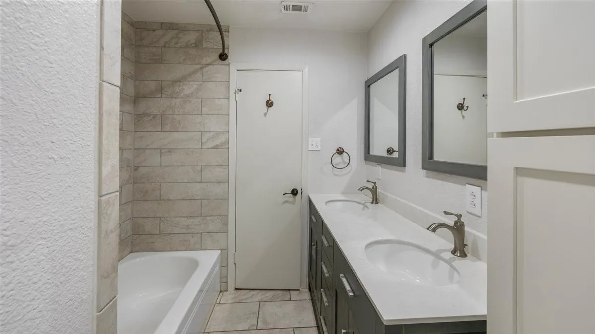 Single Family Residence For Sale in Tarrant County , 4713 Driskell Boulevard, Fort Worth, Texas 76107, 3 Bedroom, 2 Bathroom, Garage spaces, 1,566 Sqft, built in 1962, Price $245,000, mls#21266678, Real Estate Agent in Fort Worth, Homes For Sale in Tarrant county, Homes For Sale in Fort Worth, Realtor in Fort Worth Texas, Real Estate Brokerage Independent Realty Texas, Luminita Cordes Realtor