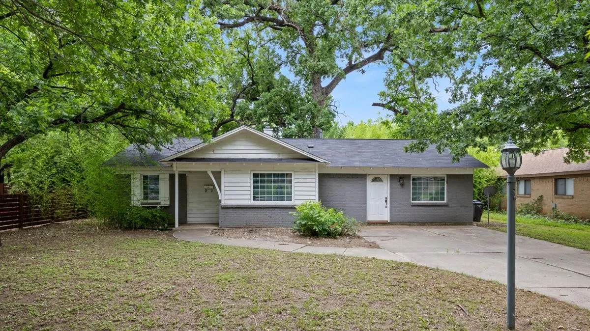 Single Family Residence For Sale in Tarrant County , 4713 Driskell Boulevard, Fort Worth, Texas 76107, 3 Bedroom, 2 Bathroom, Garage spaces, 1,566 Sqft, built in 1962, Price $245,000, mls#21266678, Real Estate Agent in Fort Worth, Homes For Sale in Tarrant county, Homes For Sale in Fort Worth, Realtor in Fort Worth Texas, Real Estate Brokerage Independent Realty Texas, Luminita Cordes Realtor