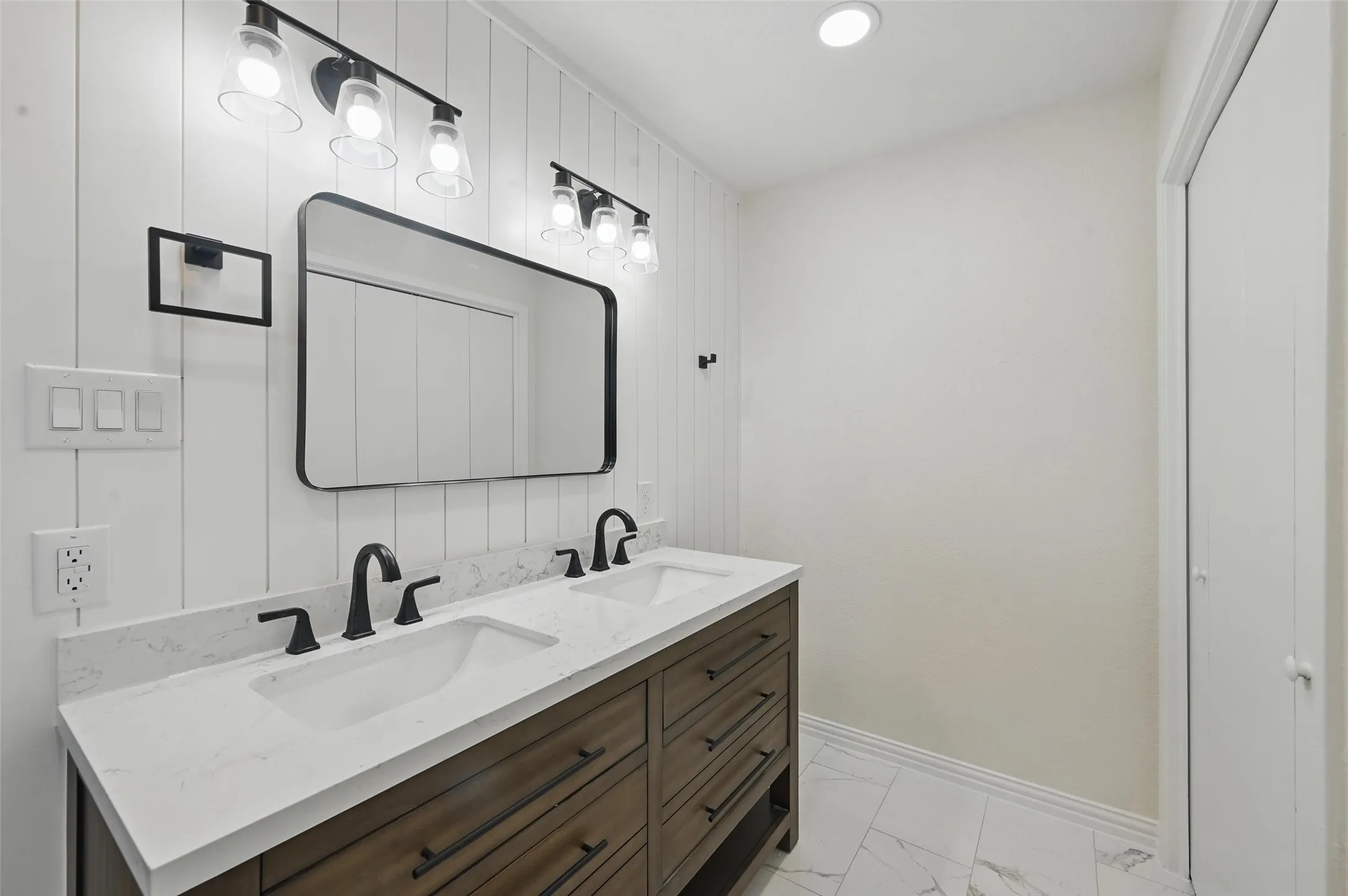 Single Family Residence For Sale in Tarrant County , 7932 Berrybrook Drive, Watauga, Texas 76148, 3 Bedroom, 2 Bathroom, 2 Garage spaces, 1,304 Sqft, built in 1984, mls#21266725, Real Estate Agent in Watauga, Homes For Sale in Tarrant county, Homes For Sale in Watauga, Realtor in Watauga Texas, Real Estate Brokerage Independent Realty Texas, Luminita Cordes Realtor