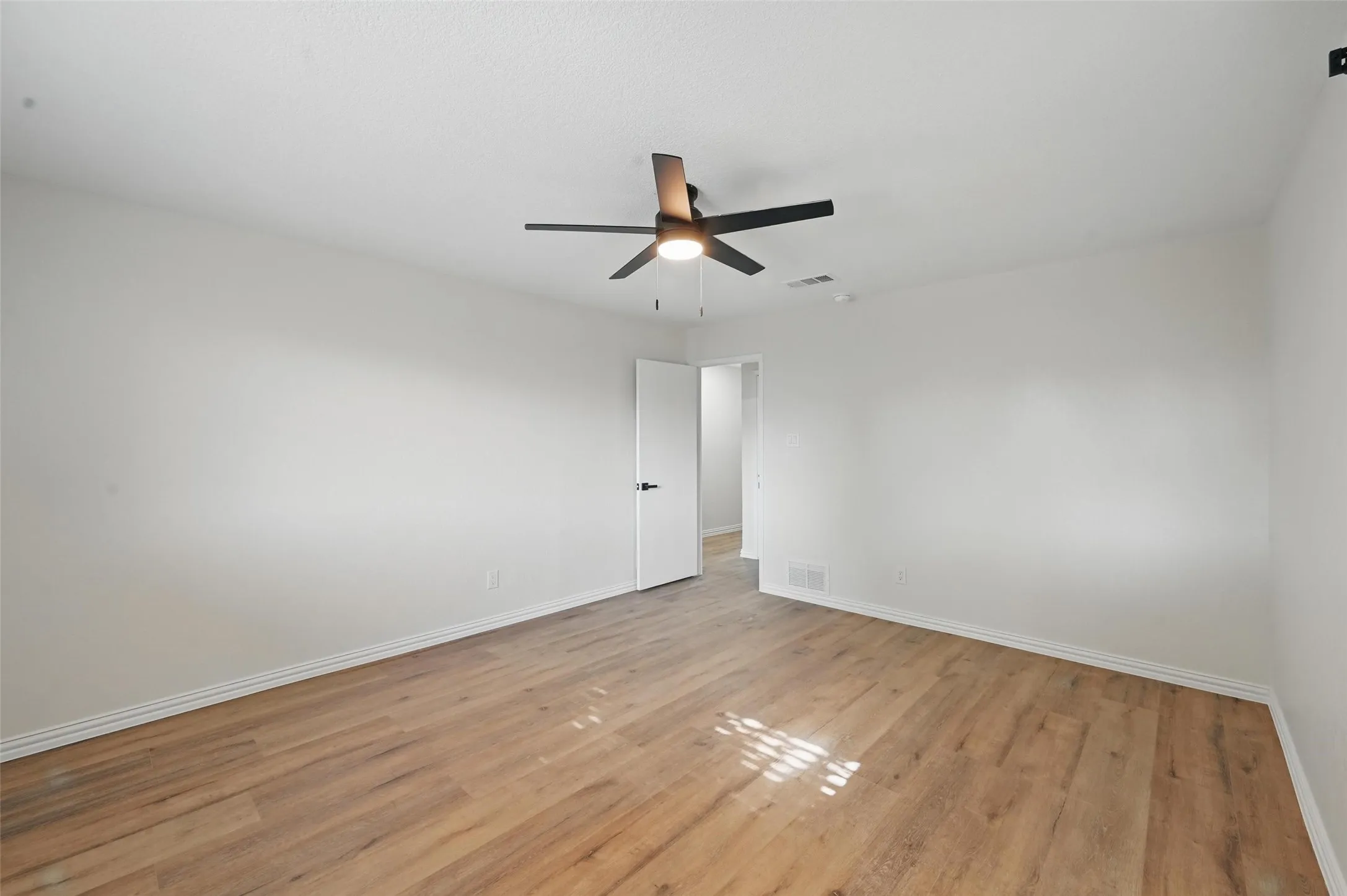 Single Family Residence For Sale in Tarrant County , 7932 Berrybrook Drive, Watauga, Texas 76148, 3 Bedroom, 2 Bathroom, 2 Garage spaces, 1,304 Sqft, built in 1984, mls#21266725, Real Estate Agent in Watauga, Homes For Sale in Tarrant county, Homes For Sale in Watauga, Realtor in Watauga Texas, Real Estate Brokerage Independent Realty Texas, Luminita Cordes Realtor