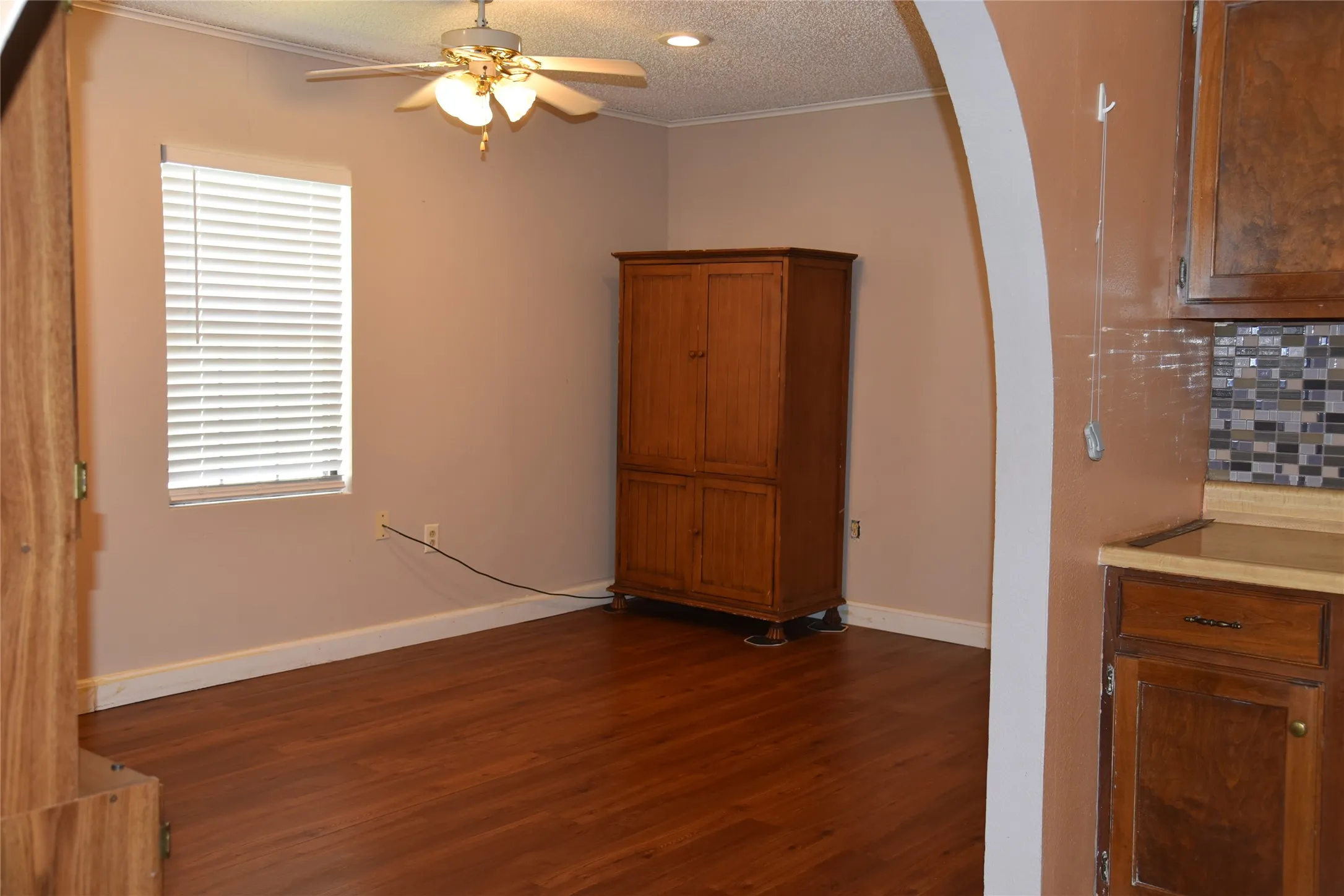 Single Family Residence For Sale in Navarro County , 2521 W 5th Avenue, Corsicana, Texas 75110, 2 Bedroom, 1 Bathroom, Garage spaces, 1,254 Sqft, built in 1960, mls#21266468, Real Estate Agent in Corsicana, Homes For Sale in Navarro county, Homes For Sale in Corsicana, Realtor in Corsicana Texas, Real Estate Brokerage Independent Realty Texas, Luminita Cordes Realtor