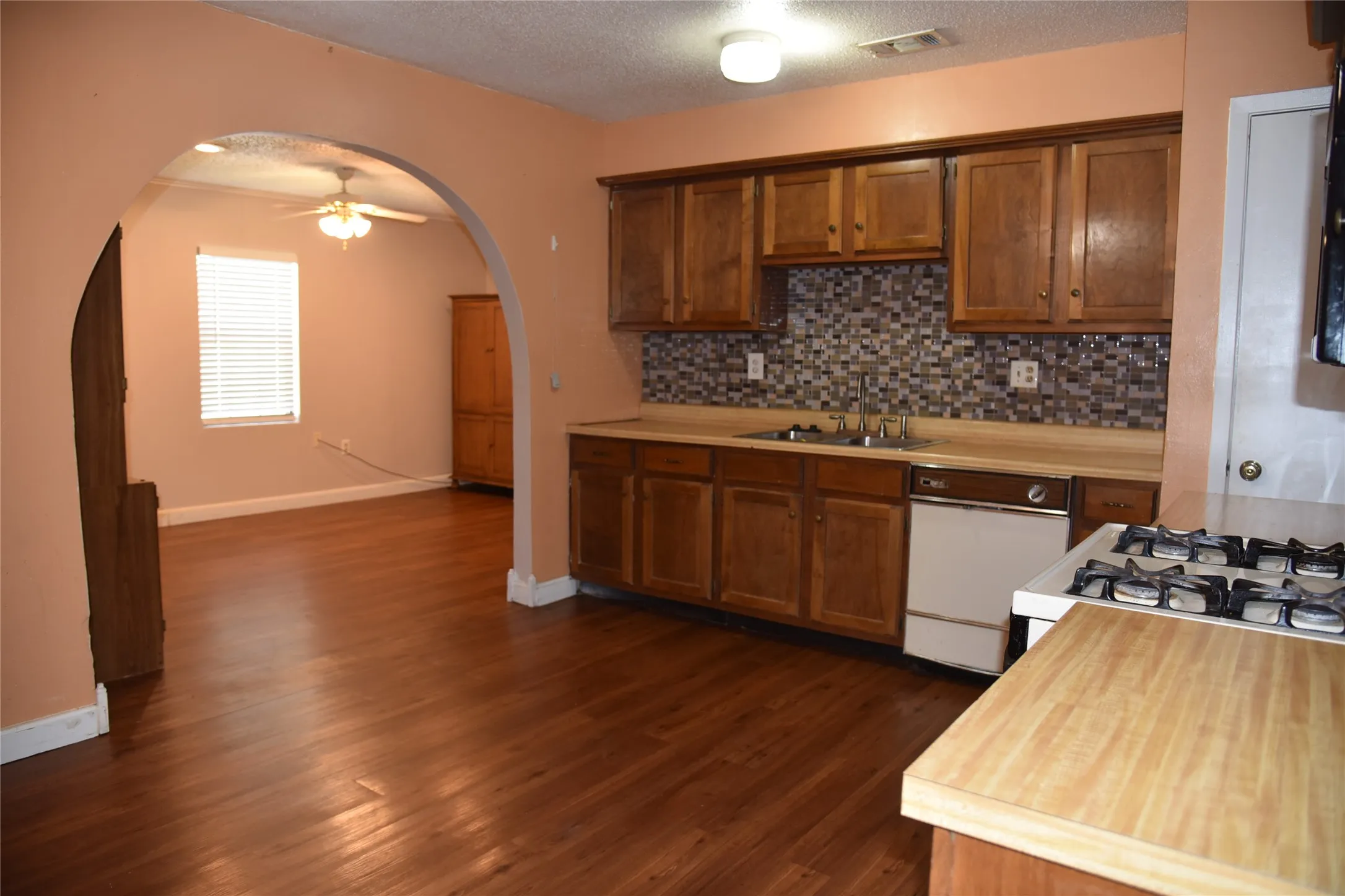 Single Family Residence For Sale in Navarro County , 2521 W 5th Avenue, Corsicana, Texas 75110, 2 Bedroom, 1 Bathroom, Garage spaces, 1,254 Sqft, built in 1960, mls#21266468, Real Estate Agent in Corsicana, Homes For Sale in Navarro county, Homes For Sale in Corsicana, Realtor in Corsicana Texas, Real Estate Brokerage Independent Realty Texas, Luminita Cordes Realtor