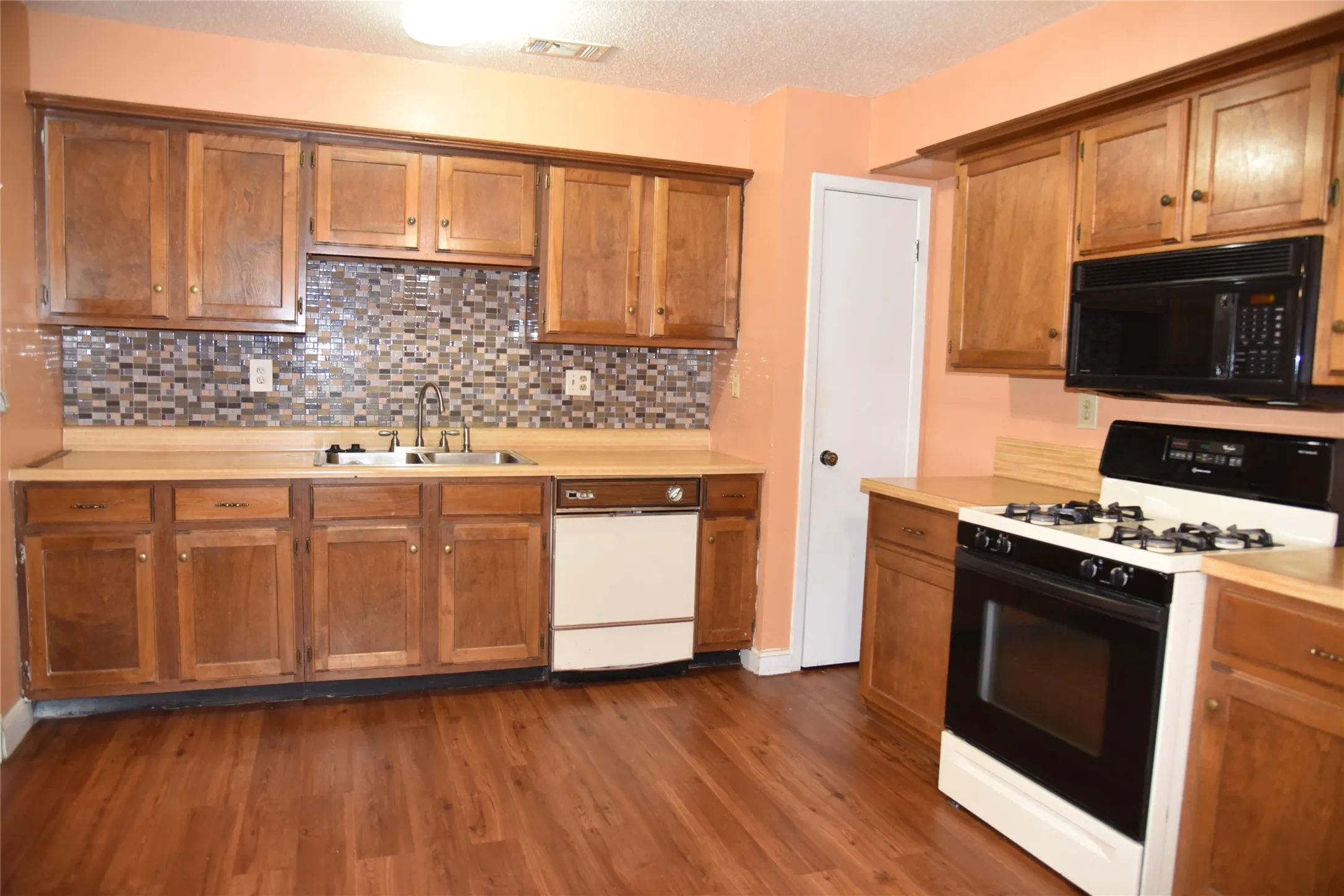 Single Family Residence For Sale in Navarro County , 2521 W 5th Avenue, Corsicana, Texas 75110, 2 Bedroom, 1 Bathroom, Garage spaces, 1,254 Sqft, built in 1960, mls#21266468, Real Estate Agent in Corsicana, Homes For Sale in Navarro county, Homes For Sale in Corsicana, Realtor in Corsicana Texas, Real Estate Brokerage Independent Realty Texas, Luminita Cordes Realtor