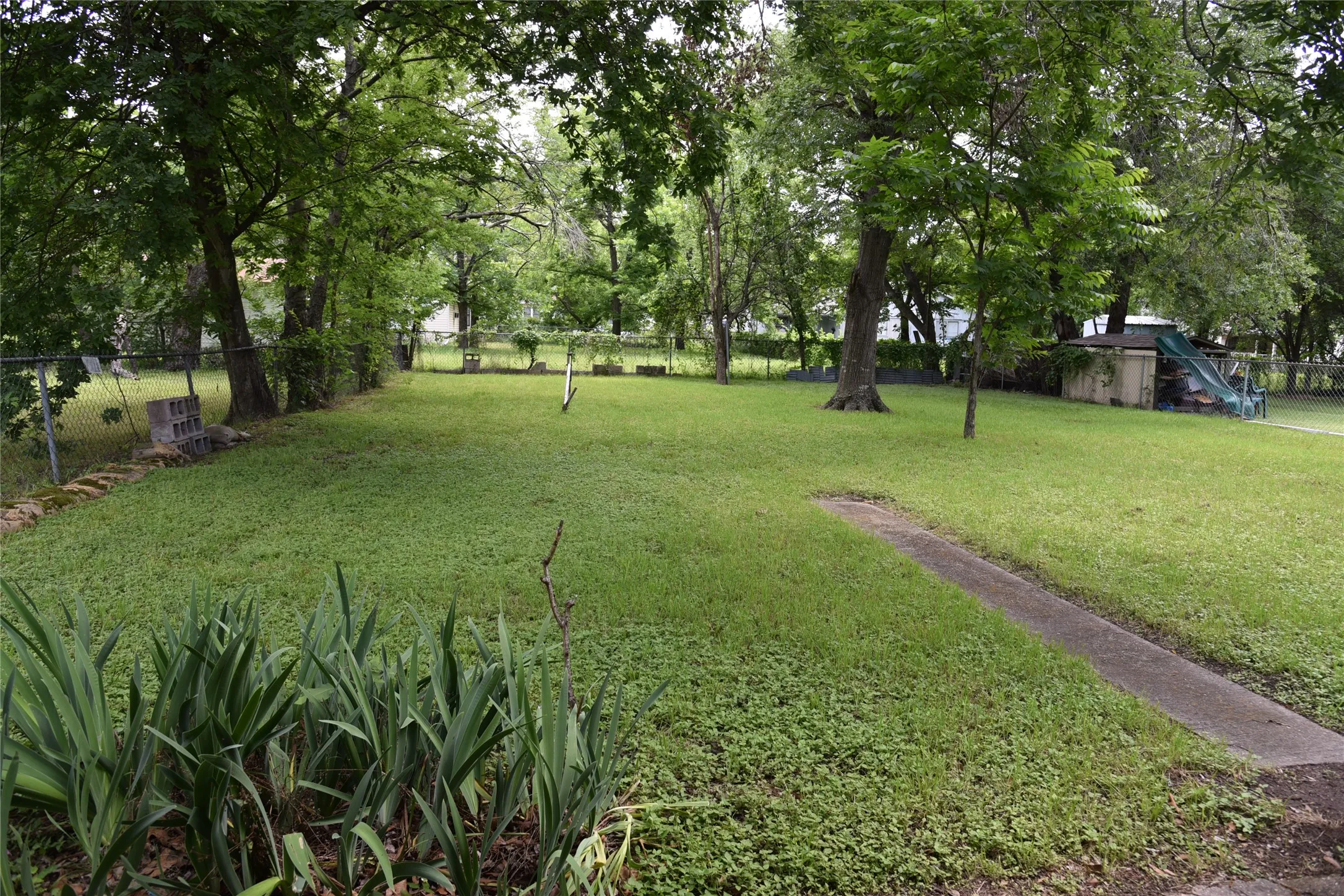 Single Family Residence For Sale in Navarro County , 2521 W 5th Avenue, Corsicana, Texas 75110, 2 Bedroom, 1 Bathroom, Garage spaces, 1,254 Sqft, built in 1960, mls#21266468, Real Estate Agent in Corsicana, Homes For Sale in Navarro county, Homes For Sale in Corsicana, Realtor in Corsicana Texas, Real Estate Brokerage Independent Realty Texas, Luminita Cordes Realtor