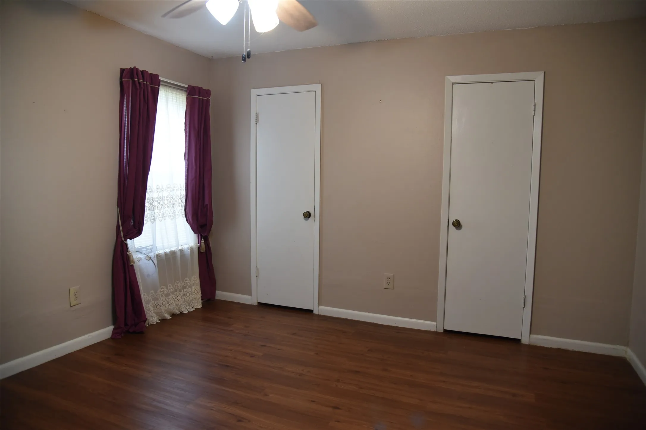 Single Family Residence For Sale in Navarro County , 2521 W 5th Avenue, Corsicana, Texas 75110, 2 Bedroom, 1 Bathroom, Garage spaces, 1,254 Sqft, built in 1960, mls#21266468, Real Estate Agent in Corsicana, Homes For Sale in Navarro county, Homes For Sale in Corsicana, Realtor in Corsicana Texas, Real Estate Brokerage Independent Realty Texas, Luminita Cordes Realtor