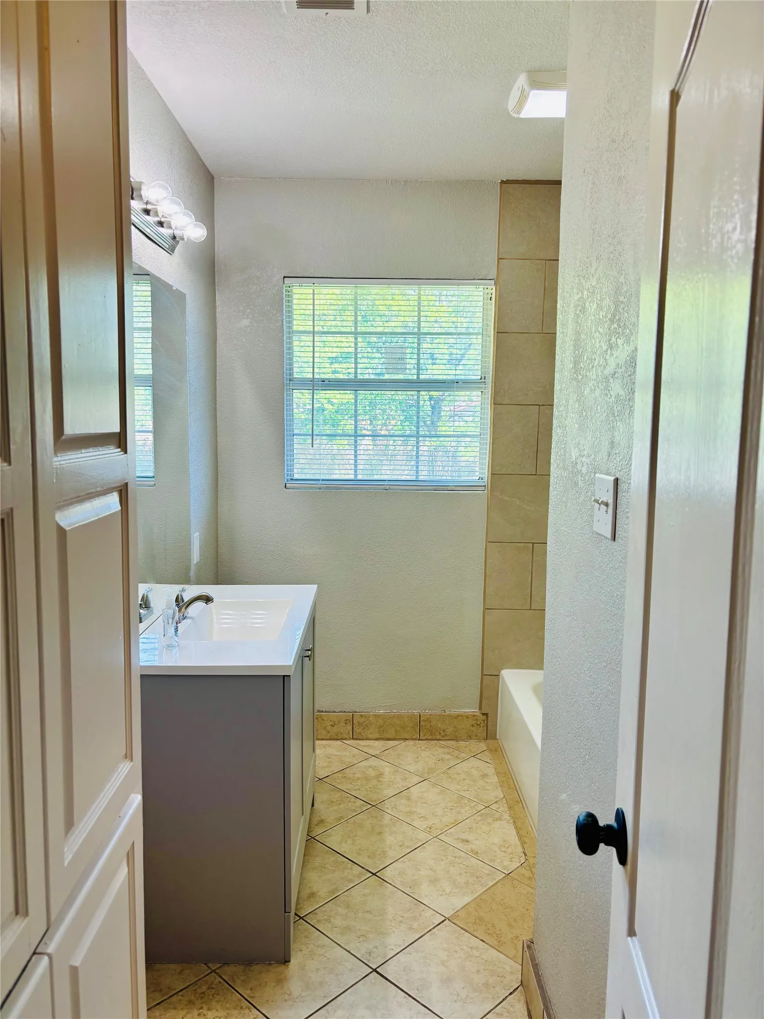 Single Family Residence For Rent in Tarrant County , 5433 Purington Avenue, Fort Worth, Texas 76112, 3 Bedroom, 1 Bathroom, 1 Garage spaces, 1,168 Sqft, built in 1952, mls#21266747, Real Estate Agent in Fort Worth, Homes For Rent in Tarrant county, Homes For Rent in Fort Worth, Realtor in Fort Worth Texas, Real Estate Brokerage Independent Realty Texas, Luminita Cordes Realtor