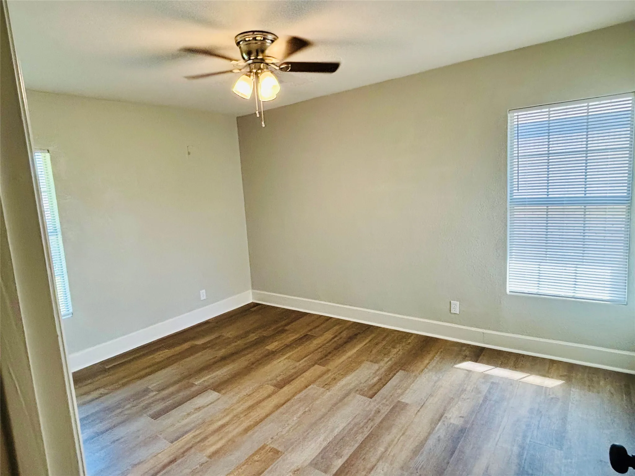 Single Family Residence For Rent in Tarrant County , 5433 Purington Avenue, Fort Worth, Texas 76112, 3 Bedroom, 1 Bathroom, 1 Garage spaces, 1,168 Sqft, built in 1952, mls#21266747, Real Estate Agent in Fort Worth, Homes For Rent in Tarrant county, Homes For Rent in Fort Worth, Realtor in Fort Worth Texas, Real Estate Brokerage Independent Realty Texas, Luminita Cordes Realtor