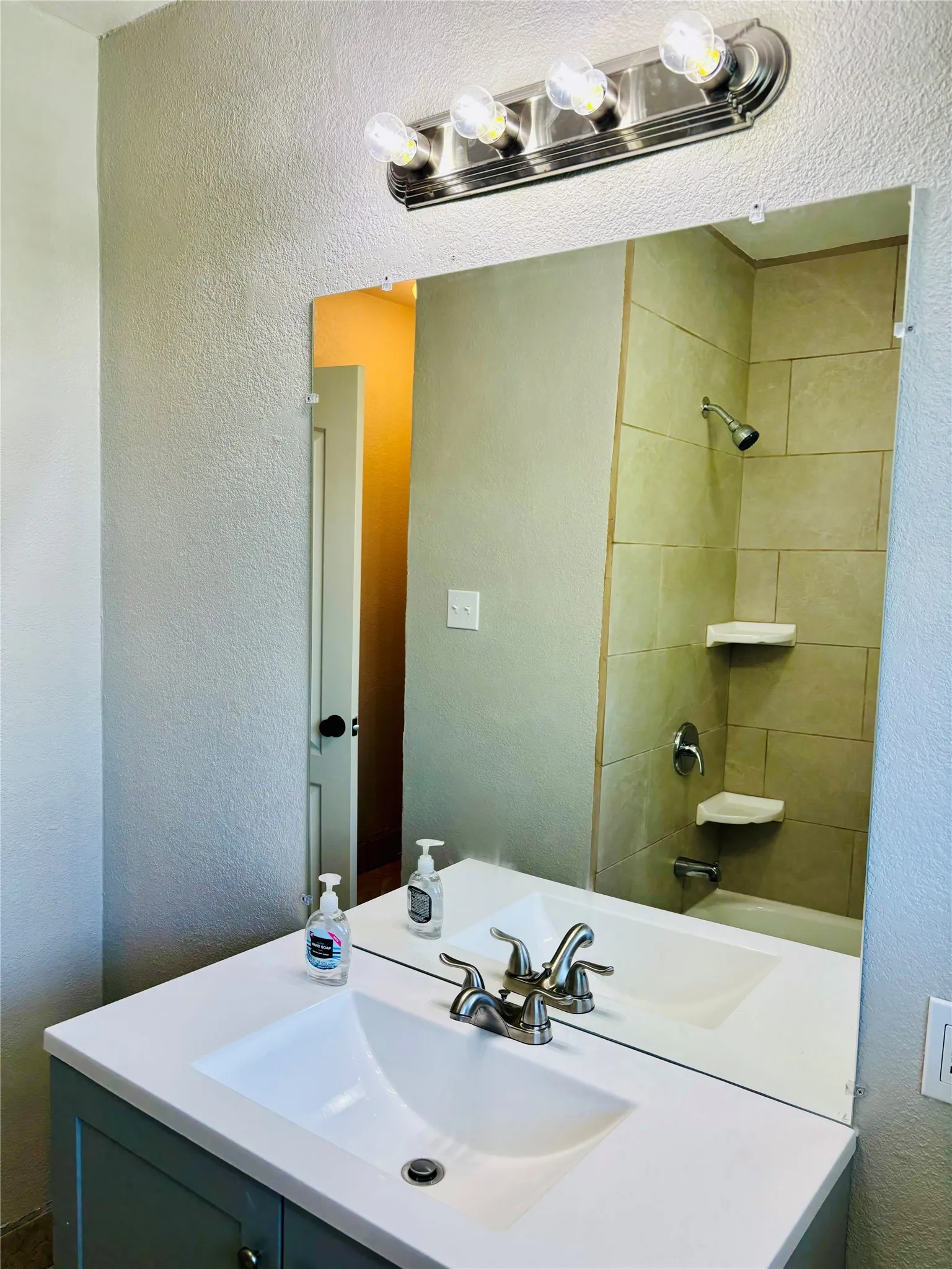 Single Family Residence For Rent in Tarrant County , 5433 Purington Avenue, Fort Worth, Texas 76112, 3 Bedroom, 1 Bathroom, 1 Garage spaces, 1,168 Sqft, built in 1952, mls#21266747, Real Estate Agent in Fort Worth, Homes For Rent in Tarrant county, Homes For Rent in Fort Worth, Realtor in Fort Worth Texas, Real Estate Brokerage Independent Realty Texas, Luminita Cordes Realtor