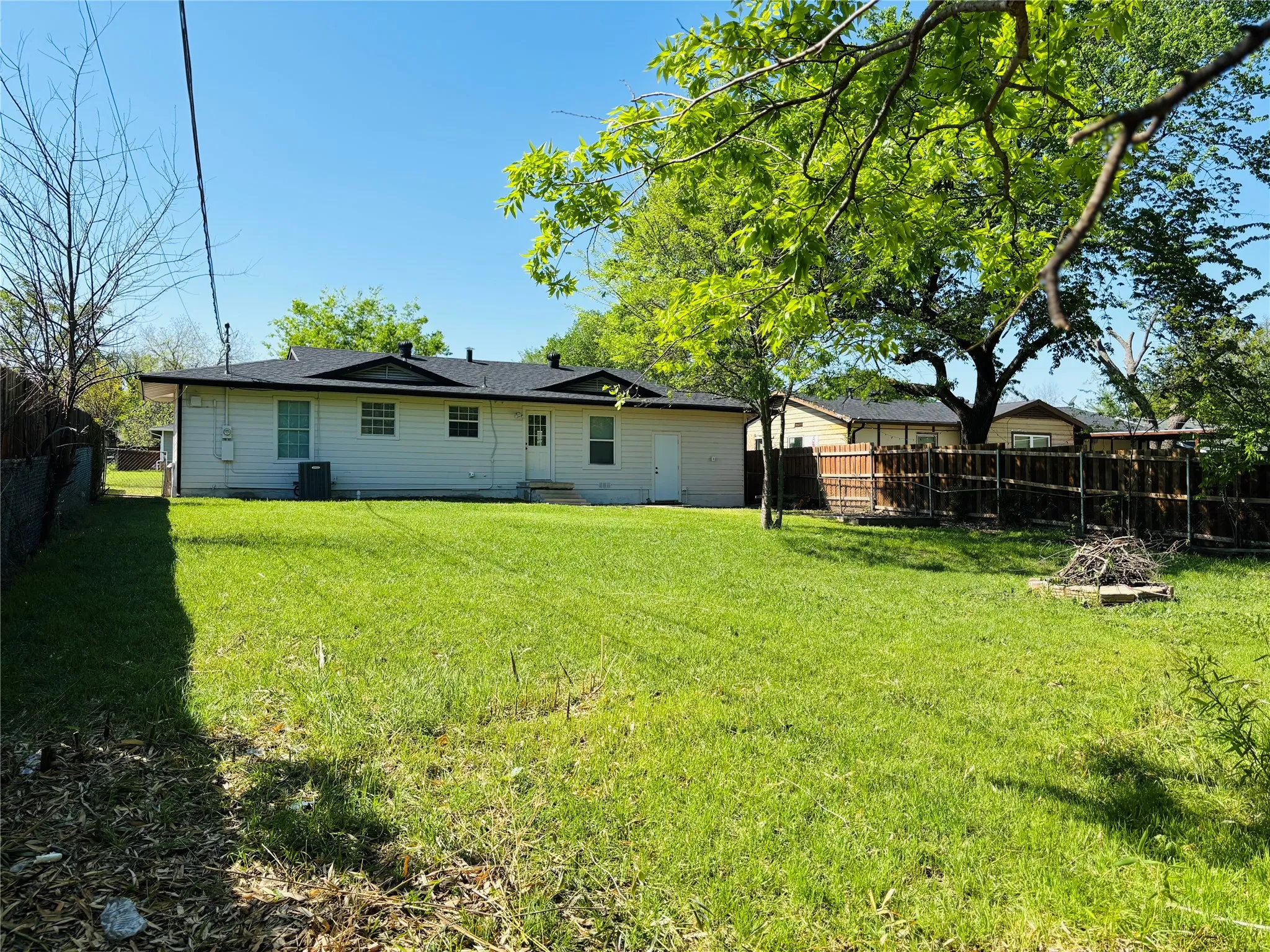 Single Family Residence For Rent in Tarrant County , 5433 Purington Avenue, Fort Worth, Texas 76112, 3 Bedroom, 1 Bathroom, 1 Garage spaces, 1,168 Sqft, built in 1952, mls#21266747, Real Estate Agent in Fort Worth, Homes For Rent in Tarrant county, Homes For Rent in Fort Worth, Realtor in Fort Worth Texas, Real Estate Brokerage Independent Realty Texas, Luminita Cordes Realtor