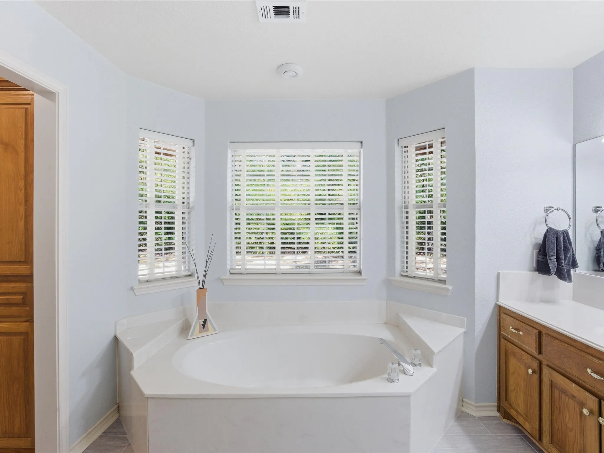 Primary en-suite bath featuring large garden tub