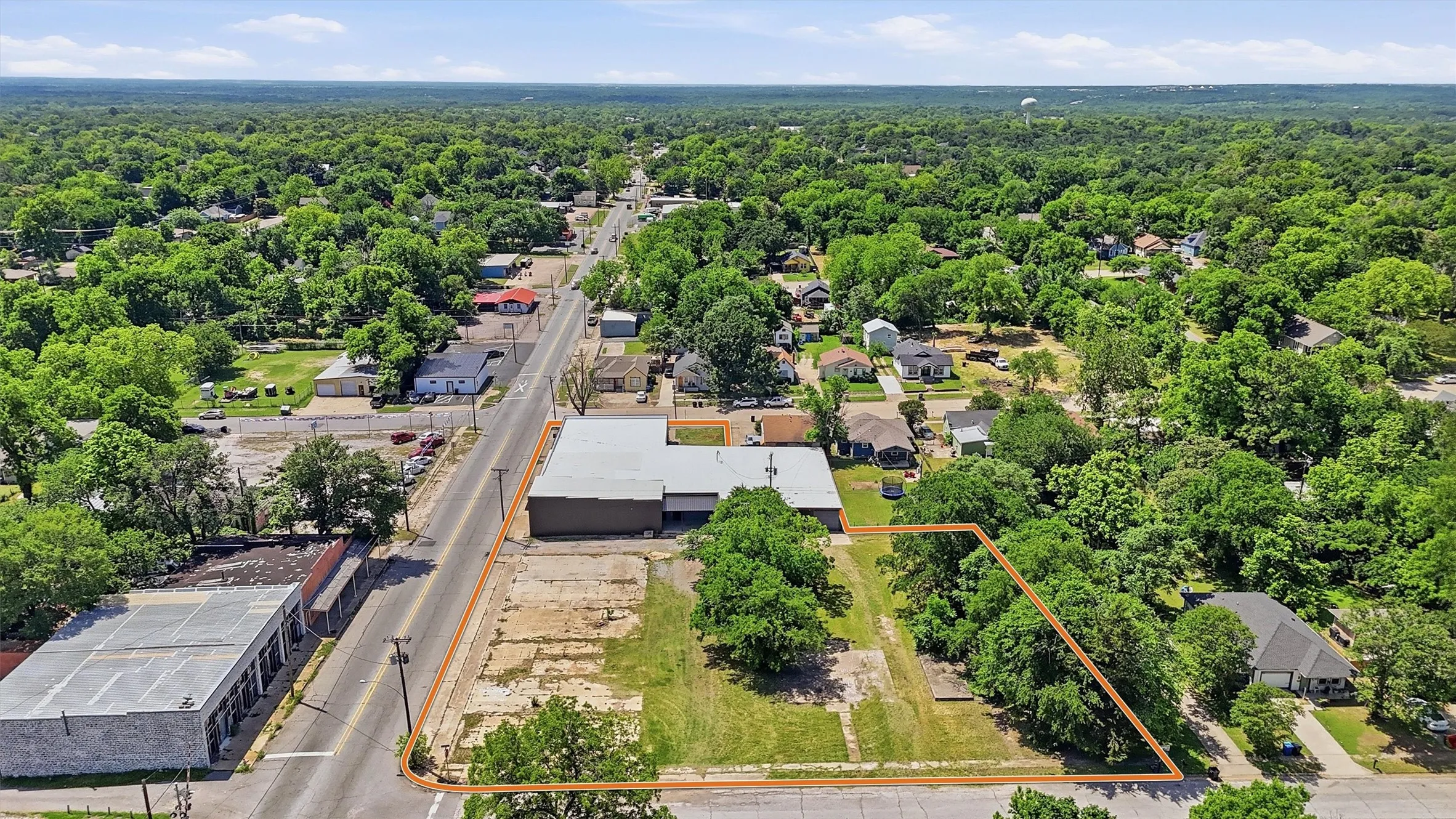 Industrial For Sale in Grayson County , 613 S Armstrong Avenue, Denison, Texas 75020, 0, 0, Garage spaces, 14,730 Sqft, built in 1975, mls#21233205, Real Estate Agent in Denison, Homes For Sale in Grayson county, Homes For Sale in Denison, Realtor in Denison Texas, Real Estate Brokerage Independent Realty Texas, Luminita Cordes Realtor