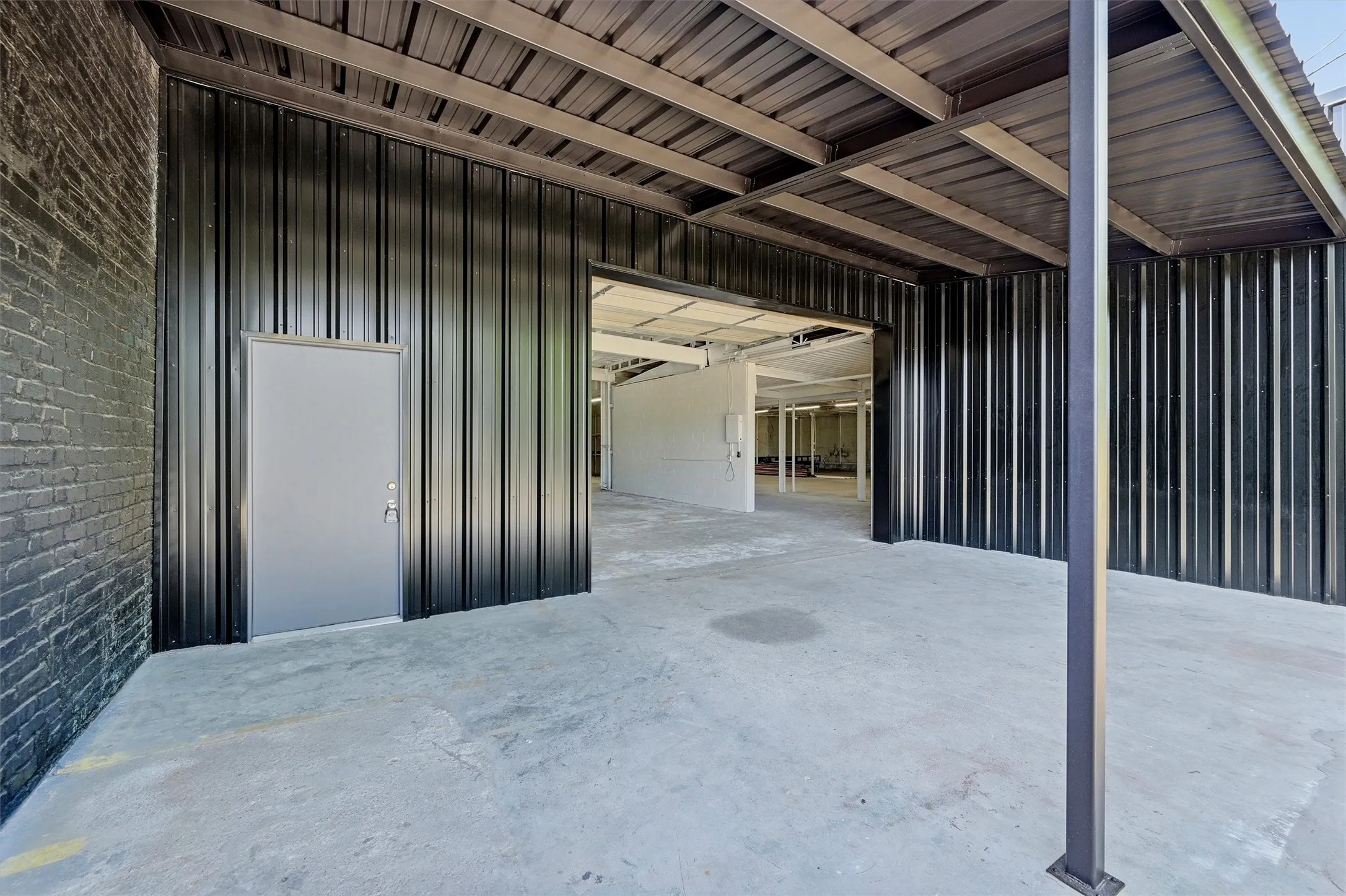 Industrial For Sale in Grayson County , 613 S Armstrong Avenue, Denison, Texas 75020, 0, 0, Garage spaces, 14,730 Sqft, built in 1975, mls#21233205, Real Estate Agent in Denison, Homes For Sale in Grayson county, Homes For Sale in Denison, Realtor in Denison Texas, Real Estate Brokerage Independent Realty Texas, Luminita Cordes Realtor