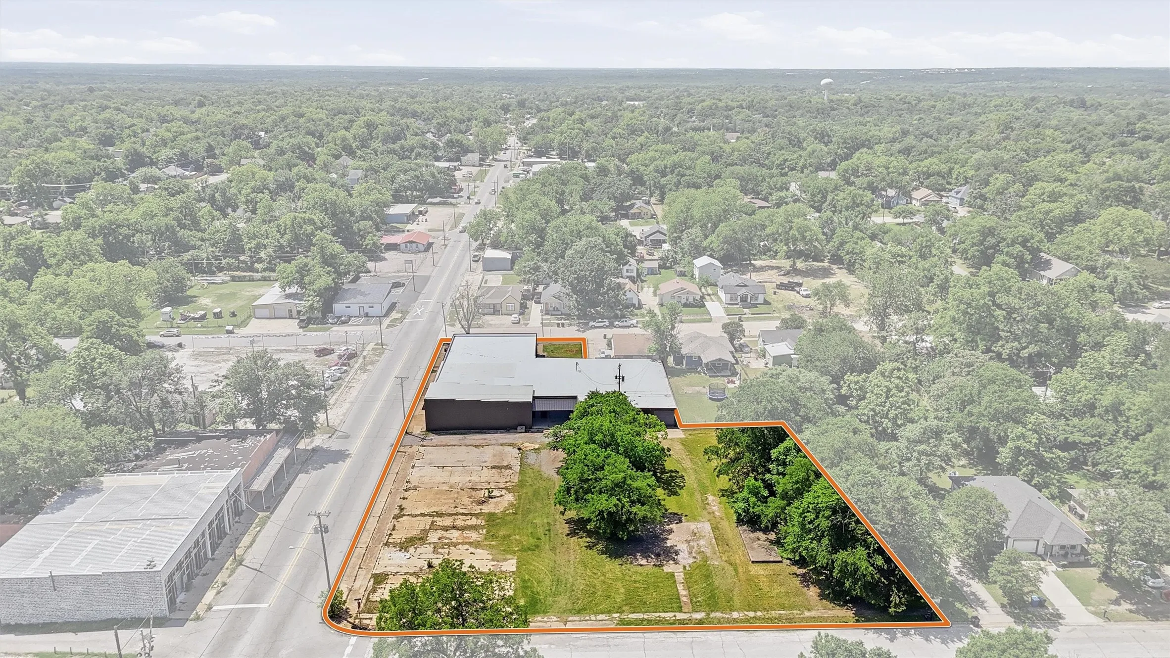 Industrial For Sale in Grayson County , 613 S Armstrong Avenue, Denison, Texas 75020, 0, 0, Garage spaces, 14,730 Sqft, built in 1975, mls#21233205, Real Estate Agent in Denison, Homes For Sale in Grayson county, Homes For Sale in Denison, Realtor in Denison Texas, Real Estate Brokerage Independent Realty Texas, Luminita Cordes Realtor