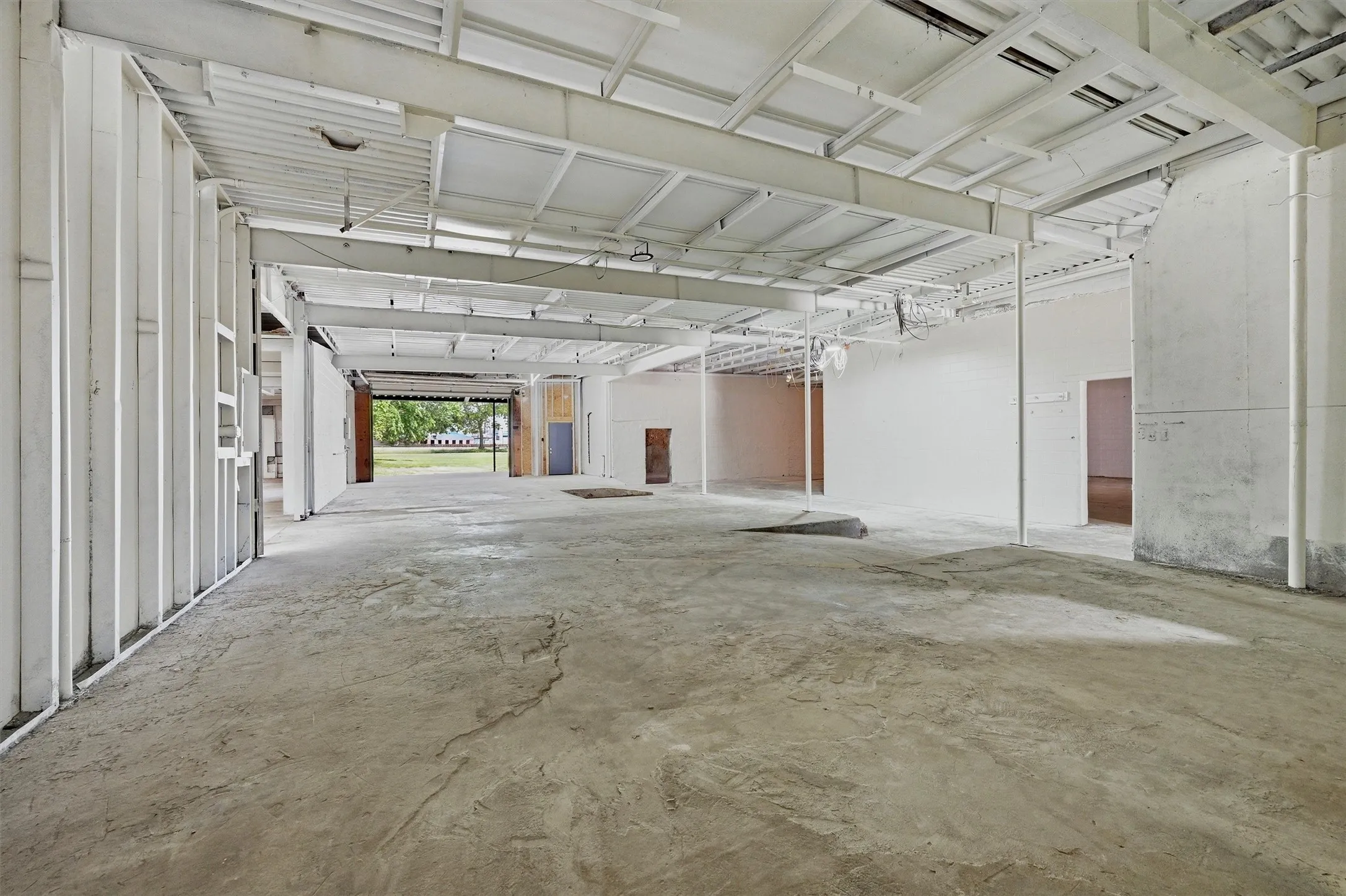 Industrial For Sale in Grayson County , 613 S Armstrong Avenue, Denison, Texas 75020, 0, 0, Garage spaces, 14,730 Sqft, built in 1975, mls#21233205, Real Estate Agent in Denison, Homes For Sale in Grayson county, Homes For Sale in Denison, Realtor in Denison Texas, Real Estate Brokerage Independent Realty Texas, Luminita Cordes Realtor