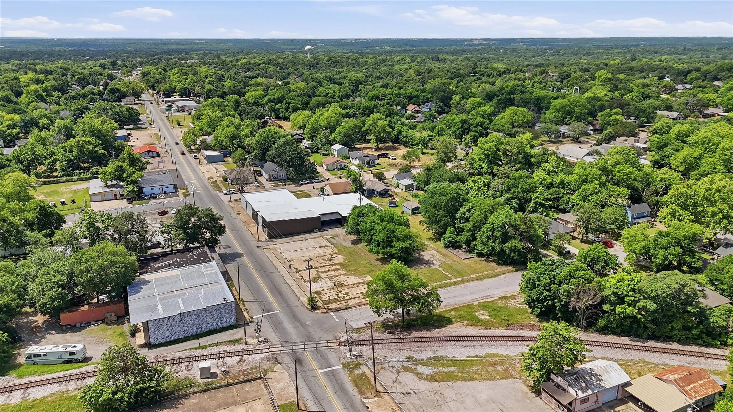 Industrial For Sale in Grayson County , 613 S Armstrong Avenue, Denison, Texas 75020, 0, 0, Garage spaces, 14,730 Sqft, built in 1975, mls#21233205, Real Estate Agent in Denison, Homes For Sale in Grayson county, Homes For Sale in Denison, Realtor in Denison Texas, Real Estate Brokerage Independent Realty Texas, Luminita Cordes Realtor